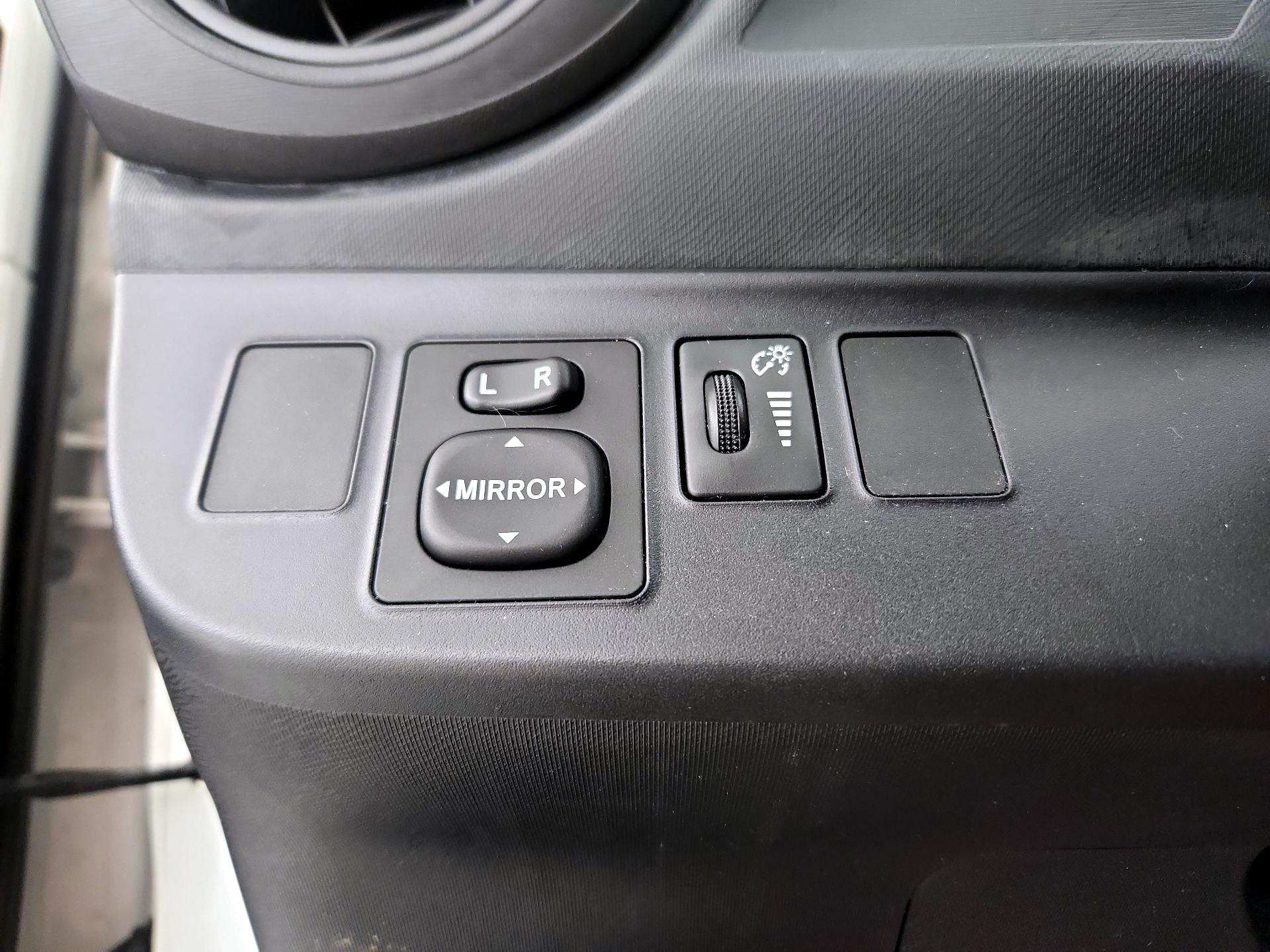Thumbnail: 2016 Toyota Prius c - 13