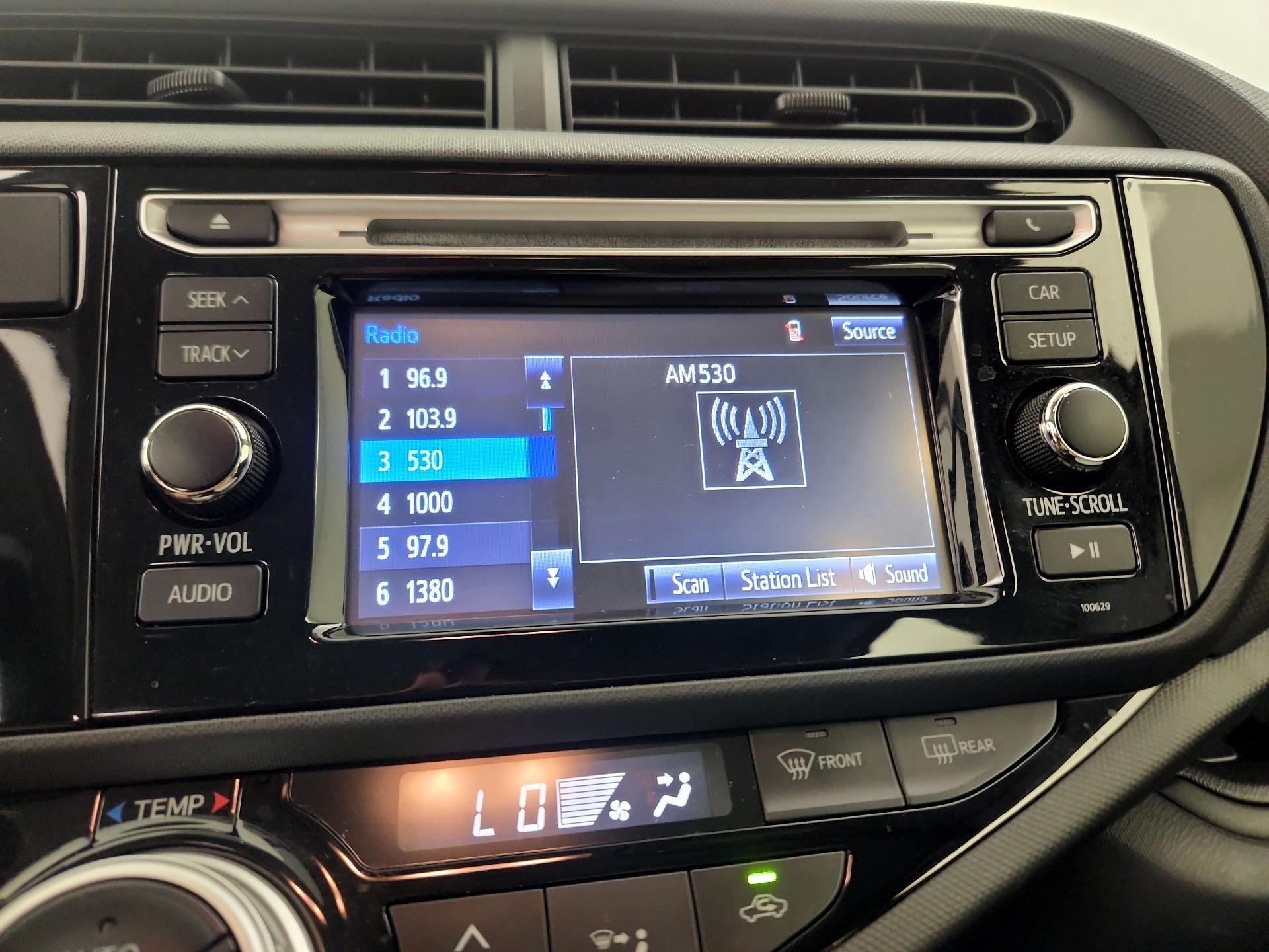Thumbnail: 2016 Toyota Prius c - 14