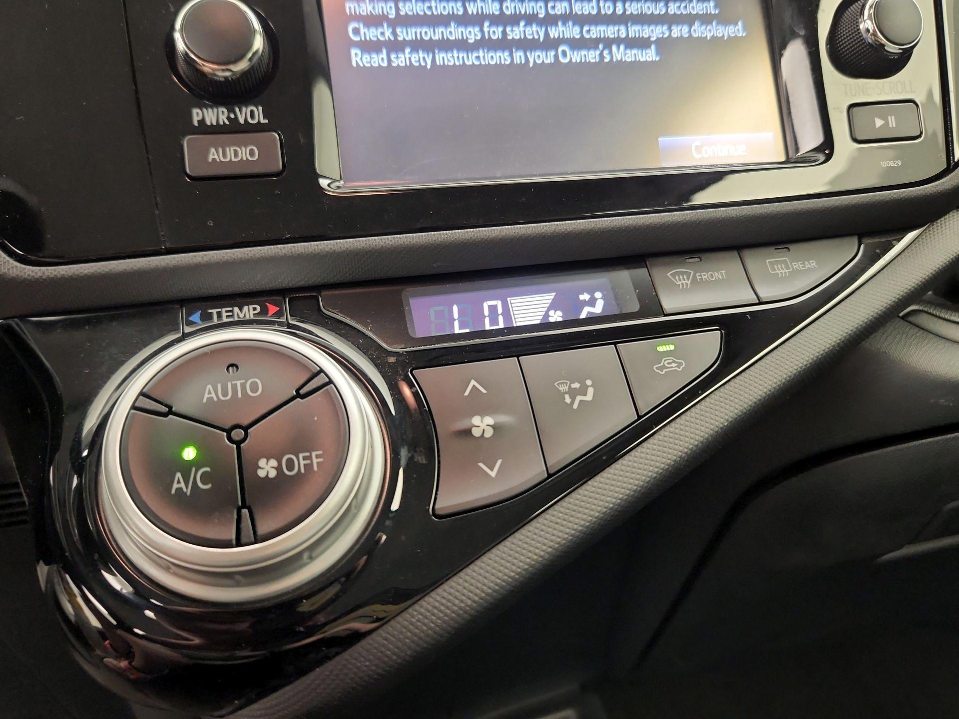 Thumbnail: 2016 Toyota Prius c - 15