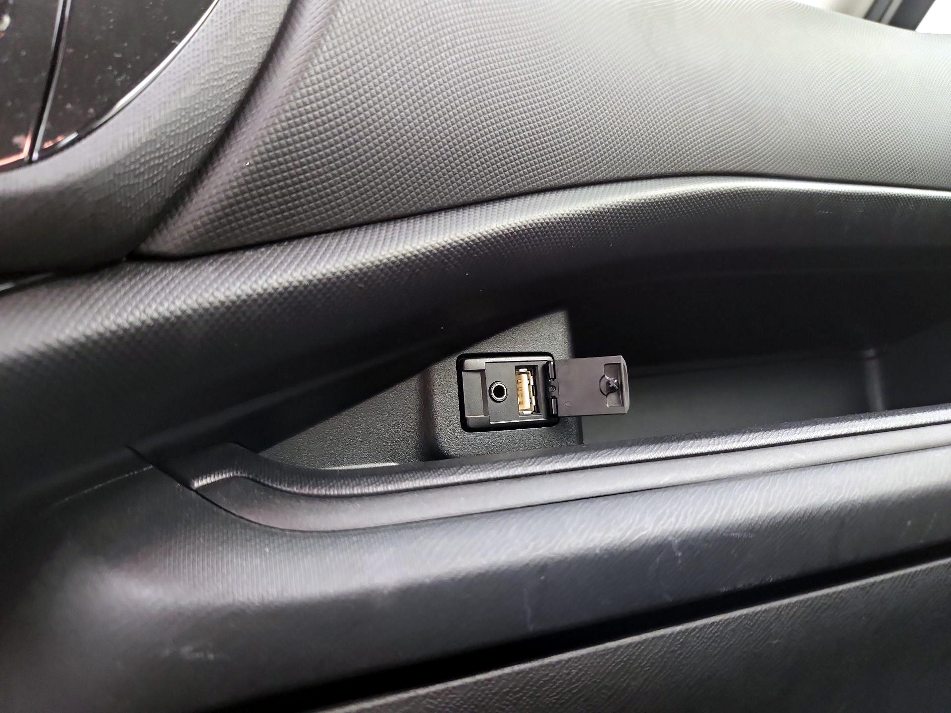 Thumbnail: 2016 Toyota Prius c - 17