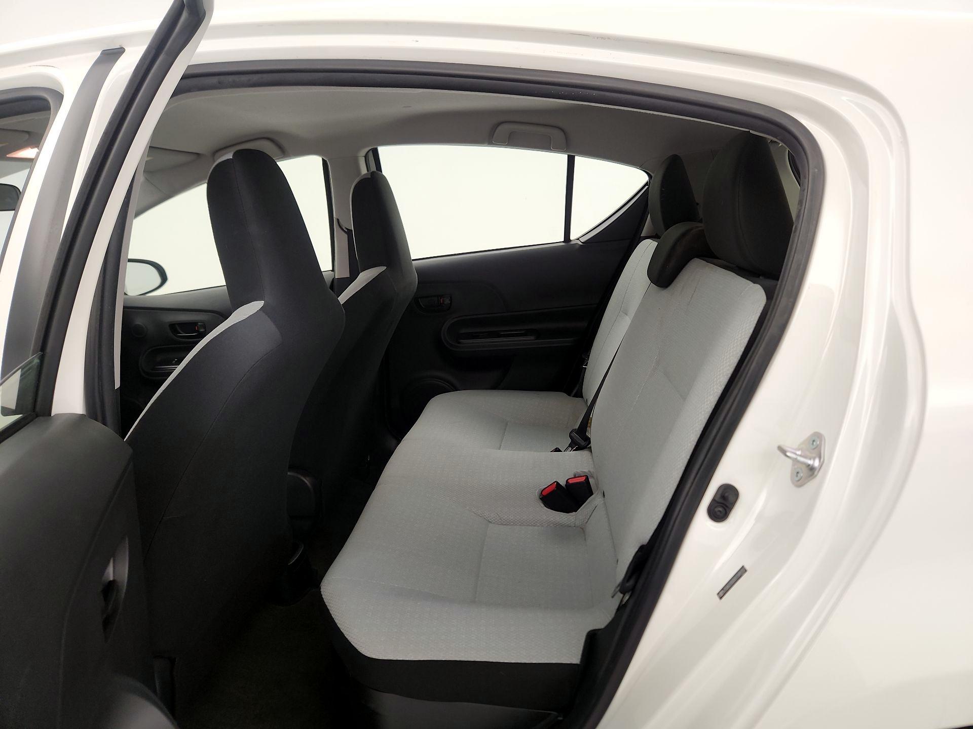 Thumbnail: 2016 Toyota Prius c - 18