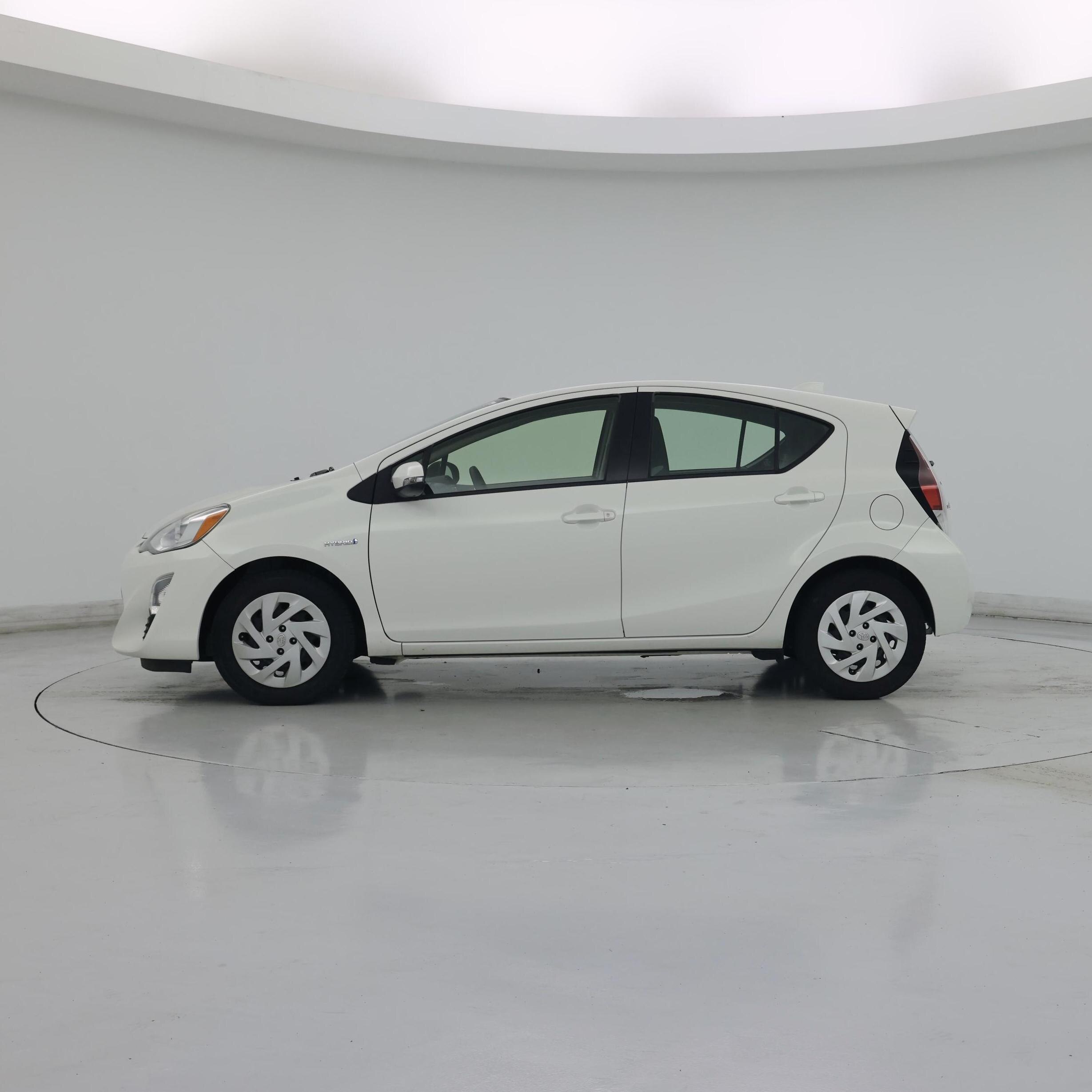 Thumbnail: 2016 Toyota Prius c - 3