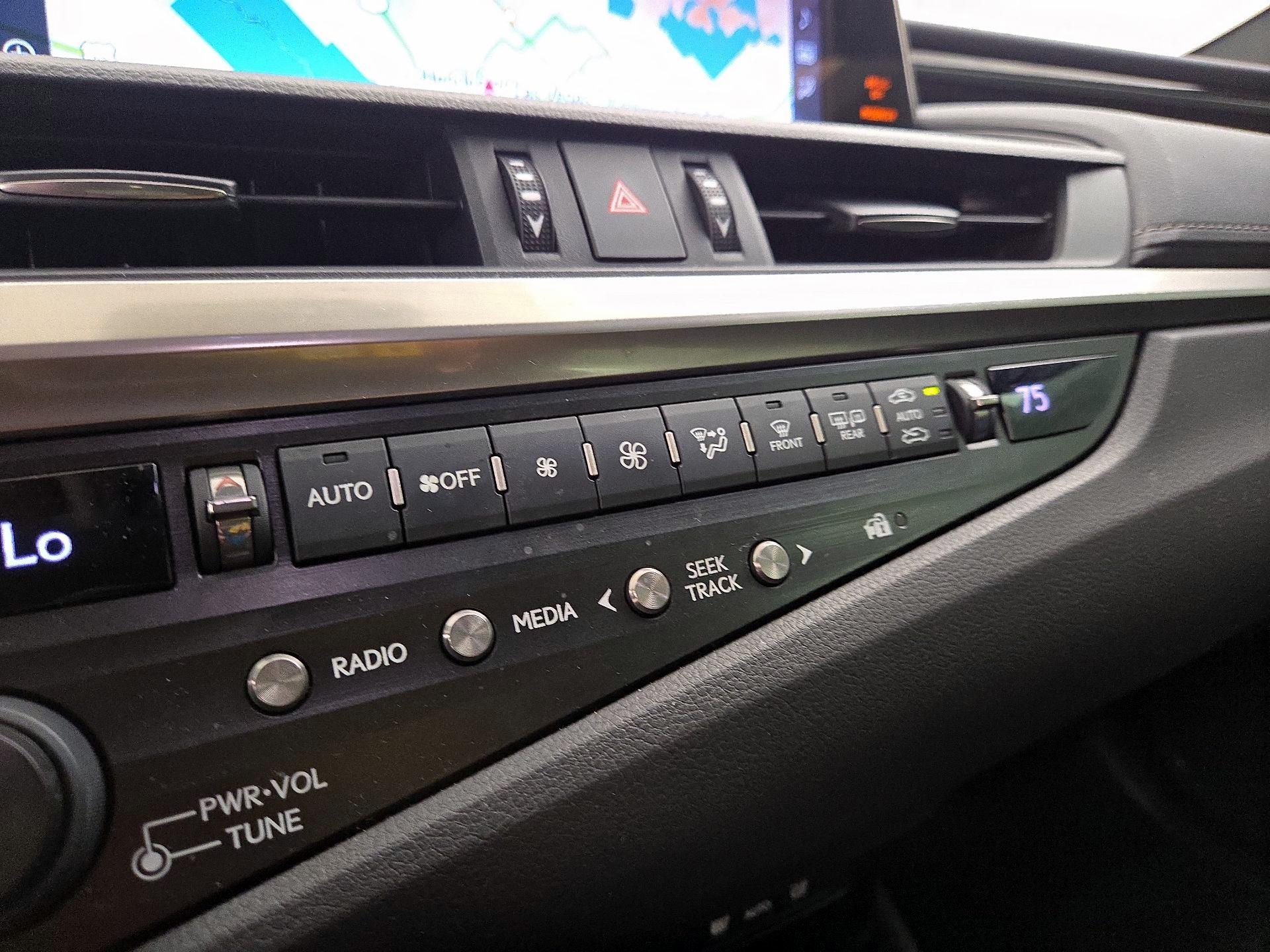 Thumbnail: 2020 Lexus ES - 17