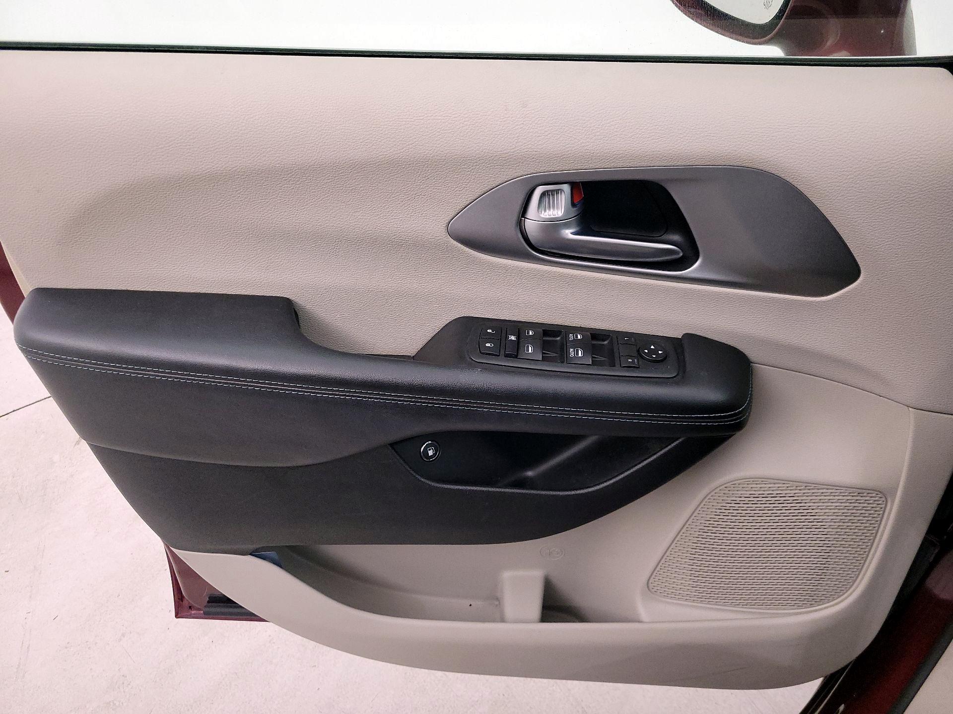 Thumbnail: 2018 Chrysler Pacifica - 12