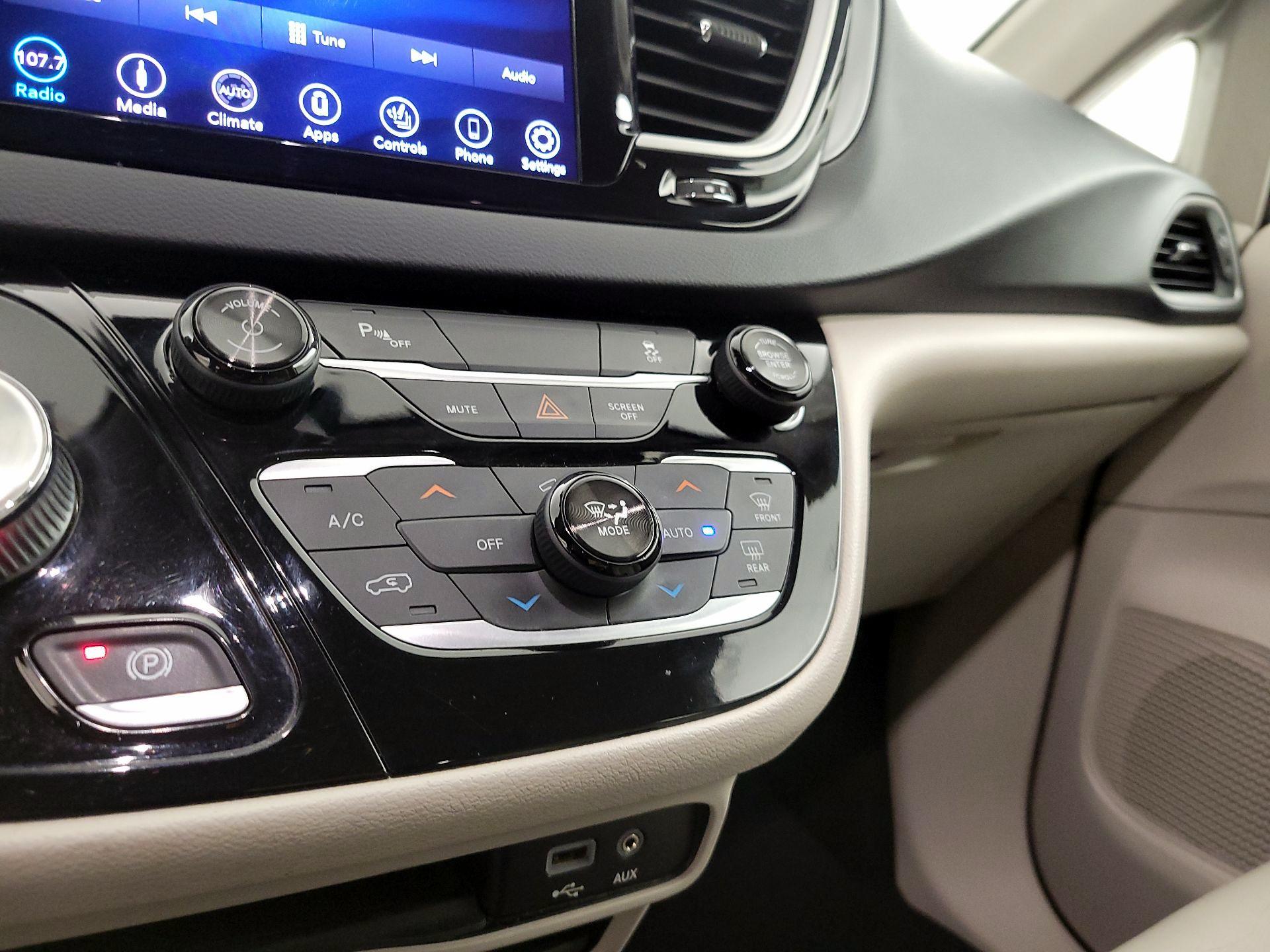 Thumbnail: 2018 Chrysler Pacifica - 16
