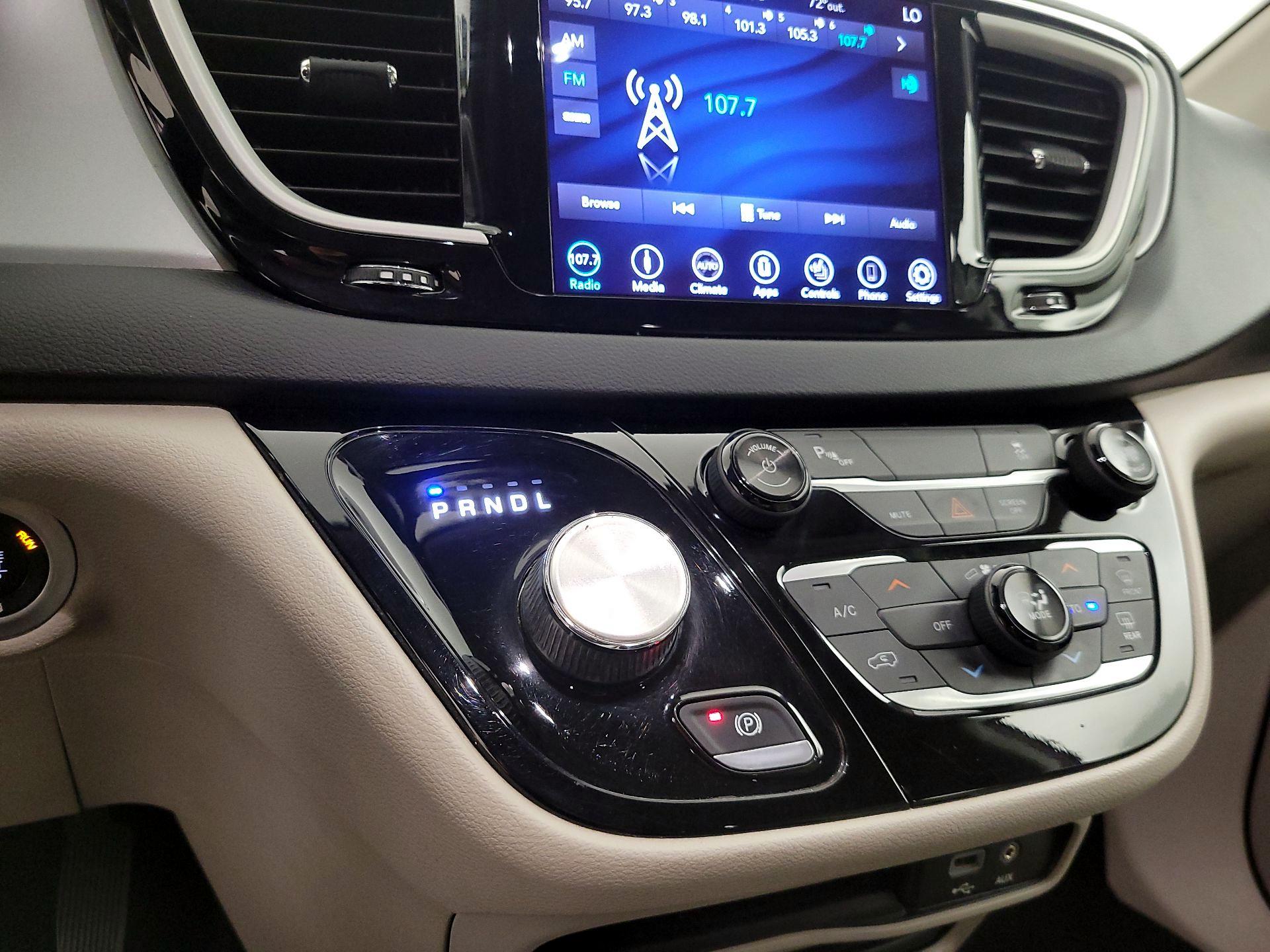 Thumbnail: 2018 Chrysler Pacifica - 17