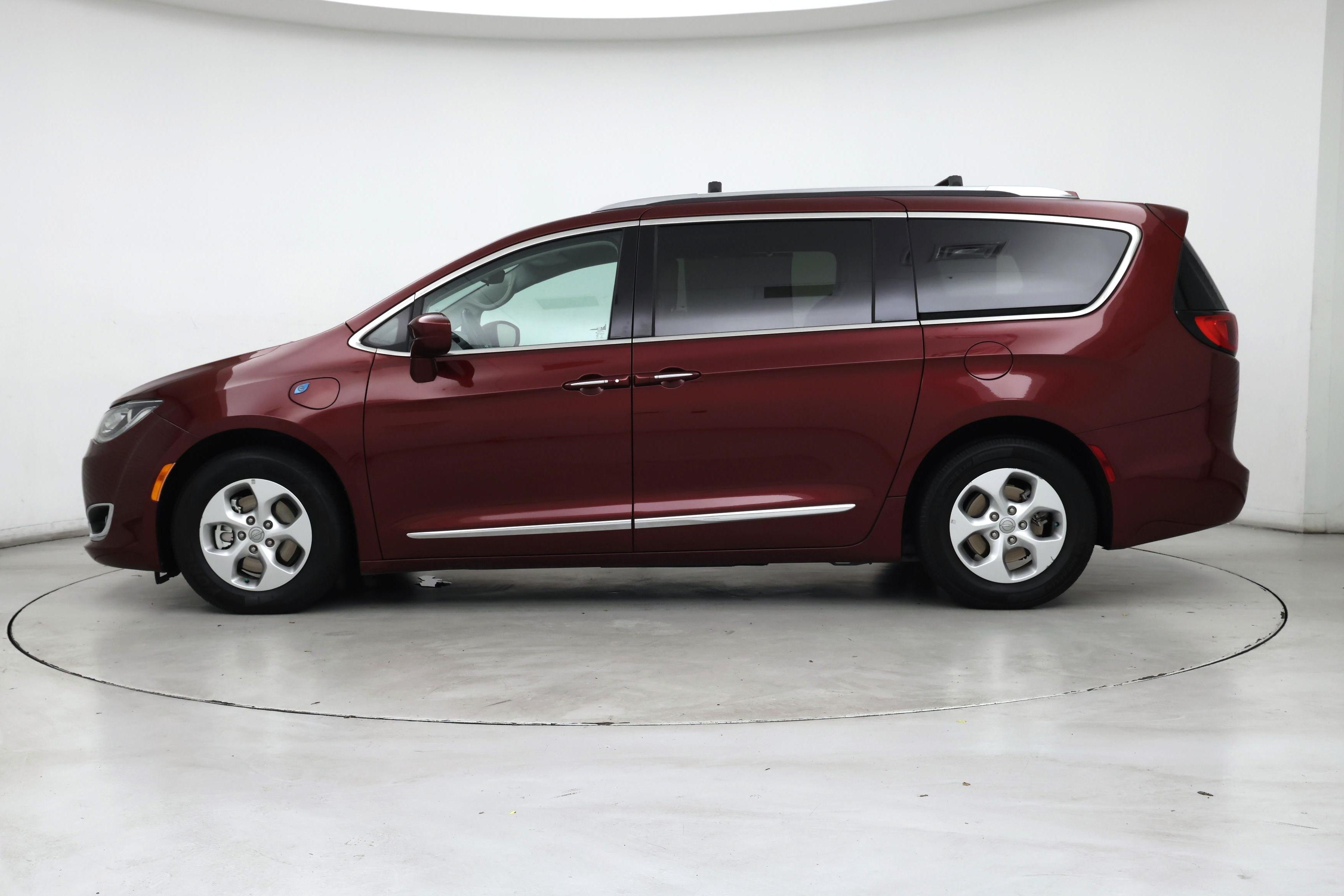 Thumbnail: 2018 Chrysler Pacifica - 3