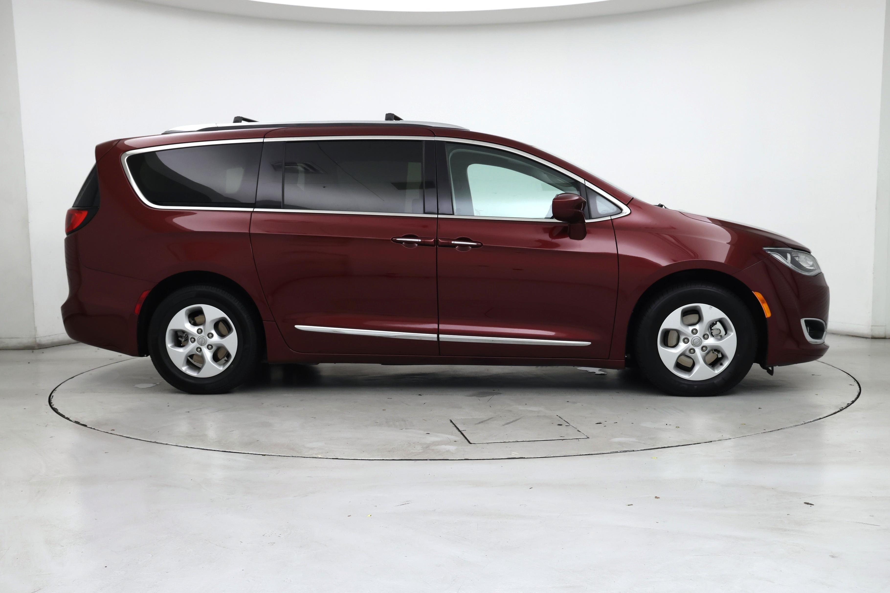 Thumbnail: 2018 Chrysler Pacifica - 7