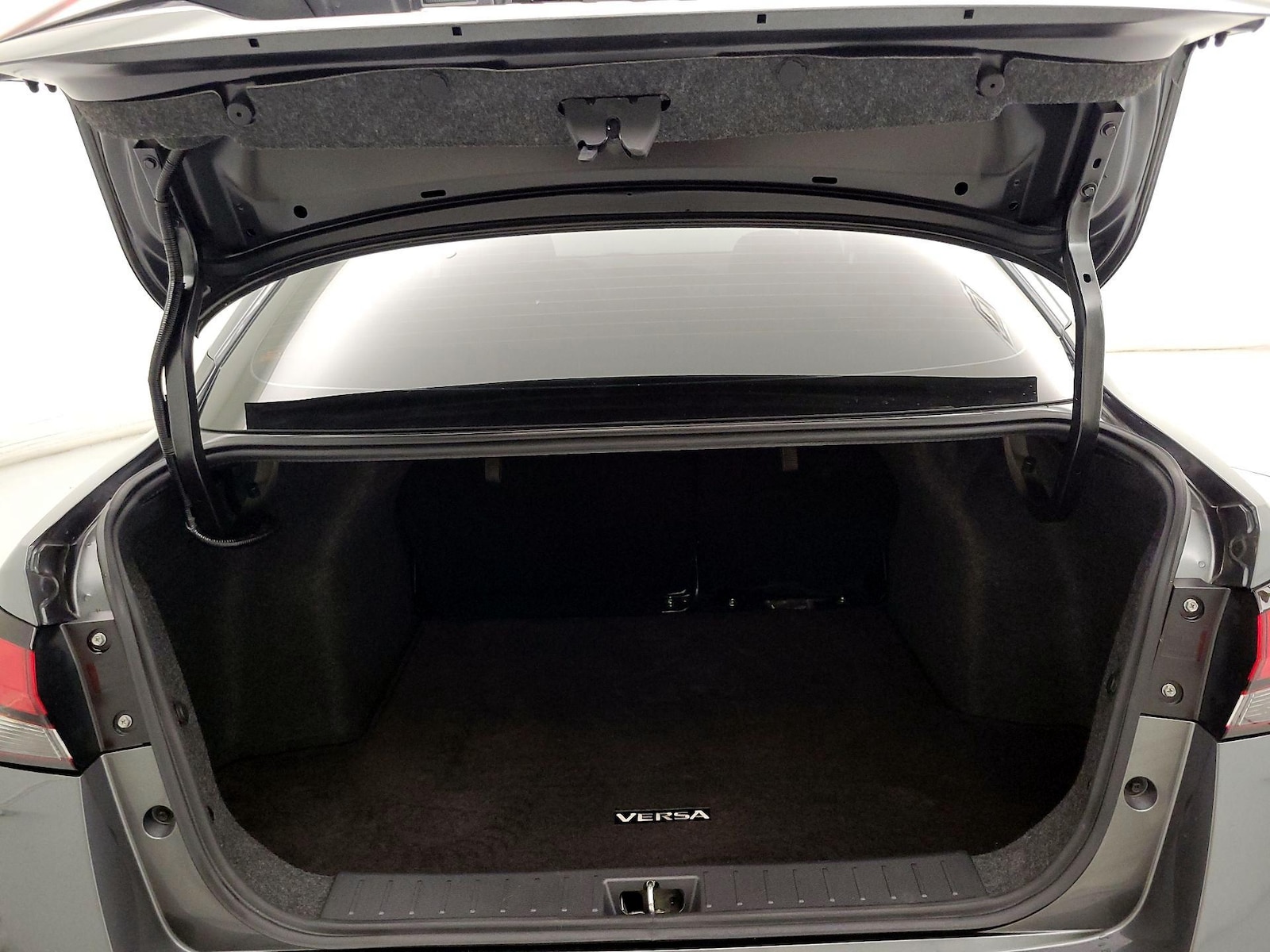 2024 Nissan Versa Sedan SR - Photo 19