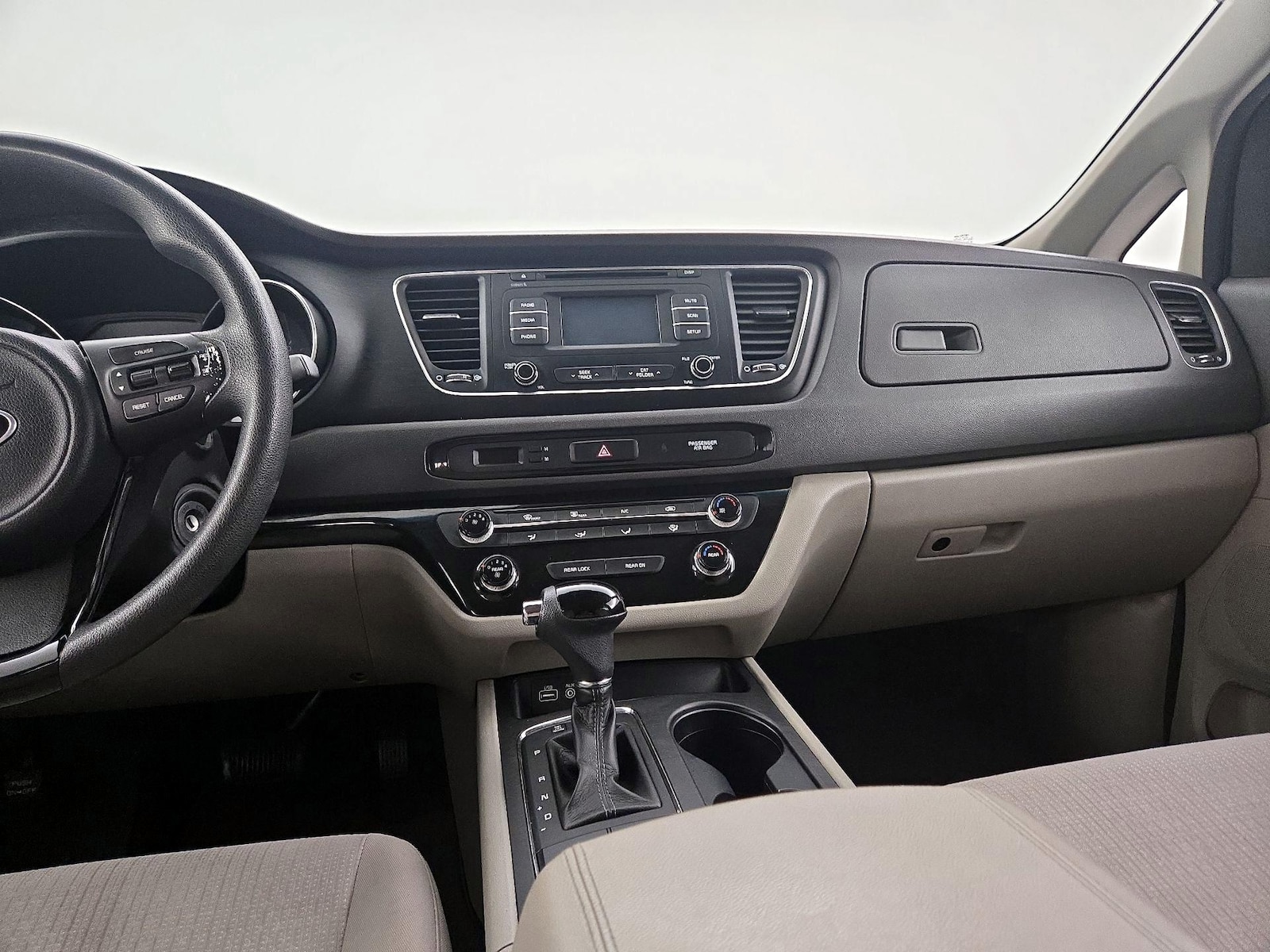 2017 Kia Sedona LX - Photo 10