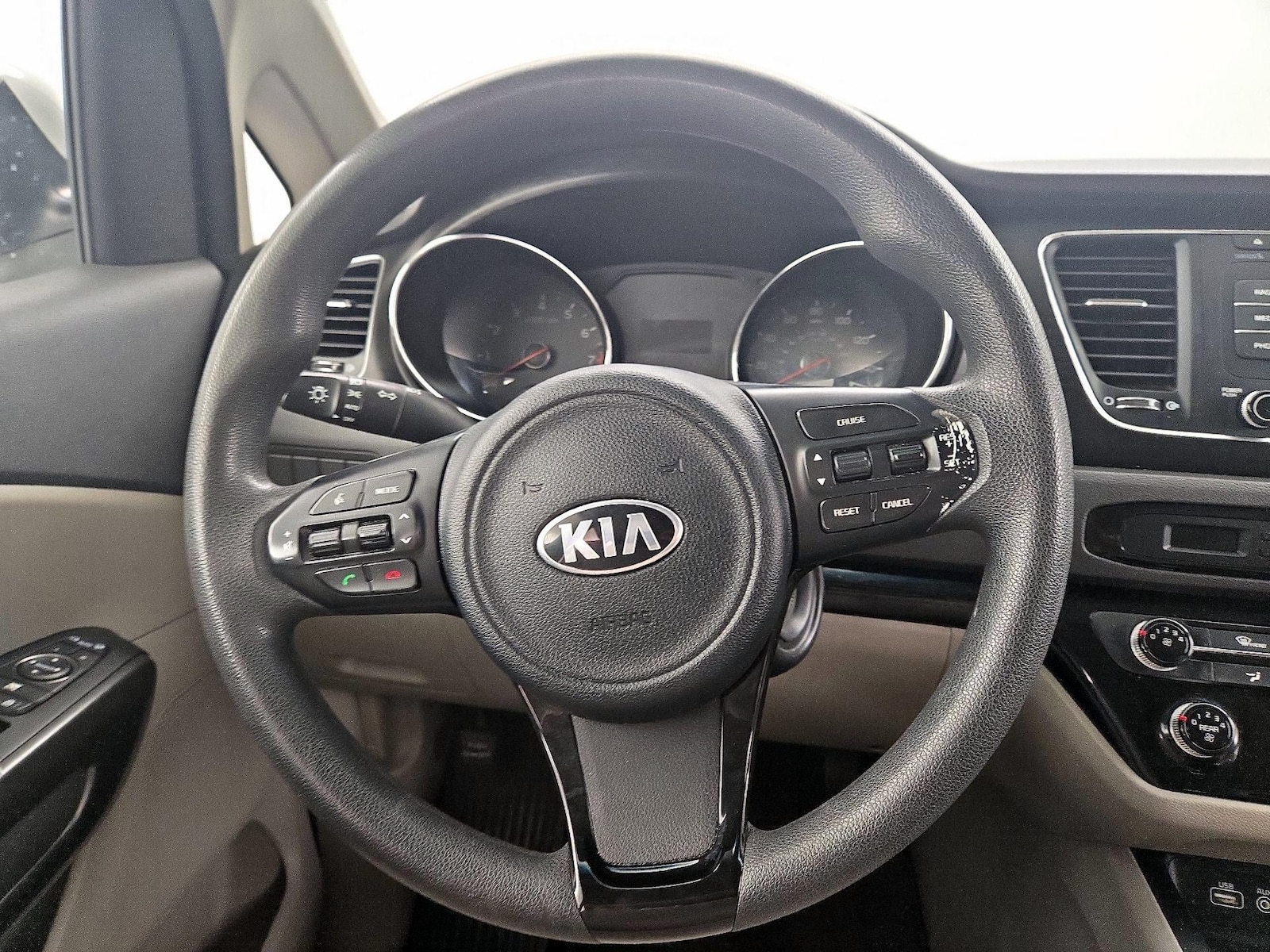 2017 Kia Sedona LX - Photo 11