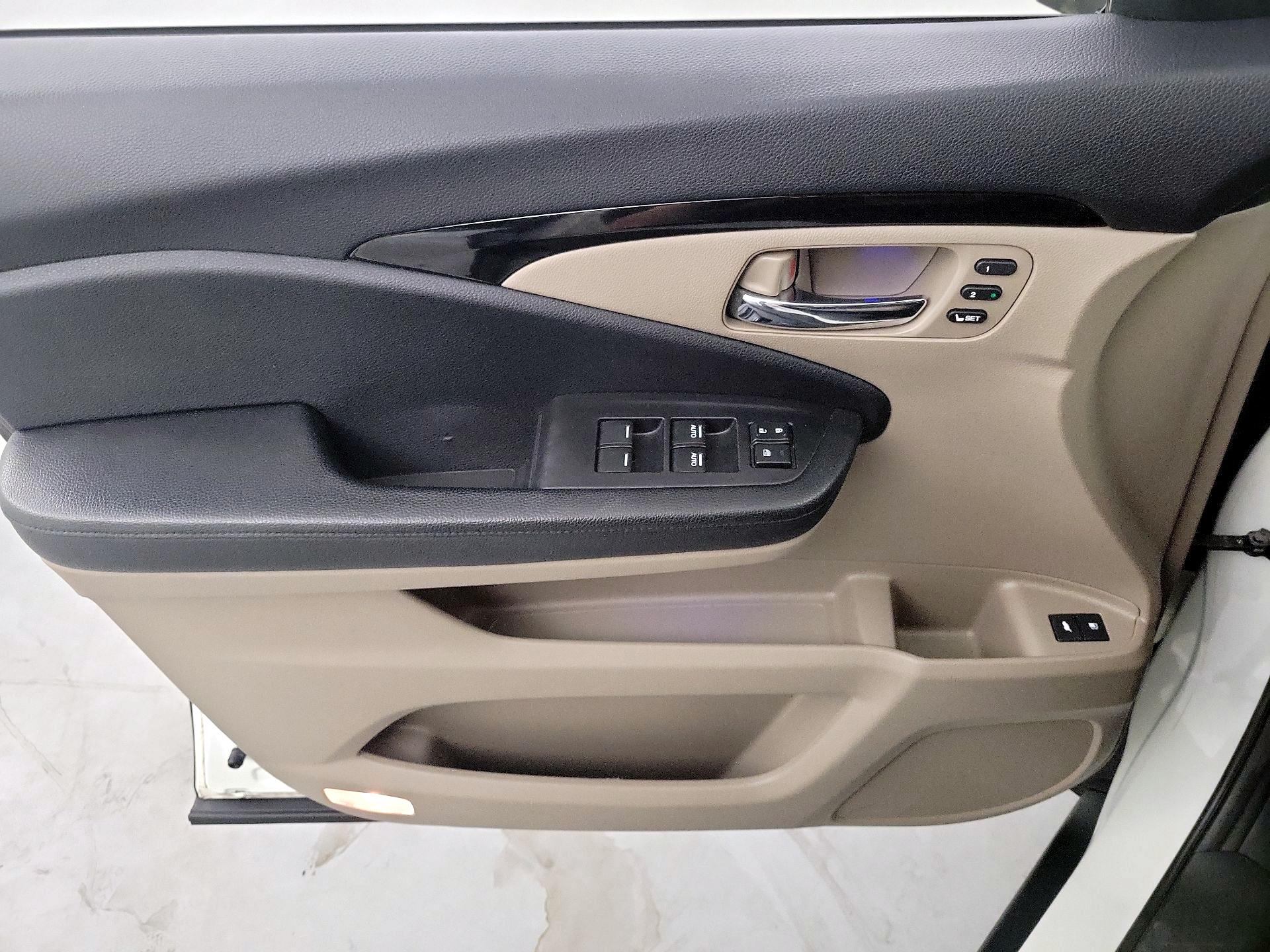 Thumbnail: 2017 Honda Pilot - 12