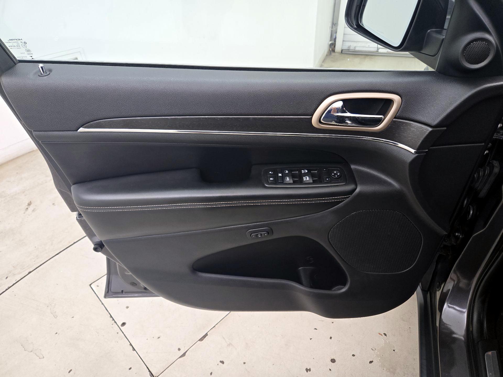 Thumbnail: 2016 Jeep Grand Cherokee - 12