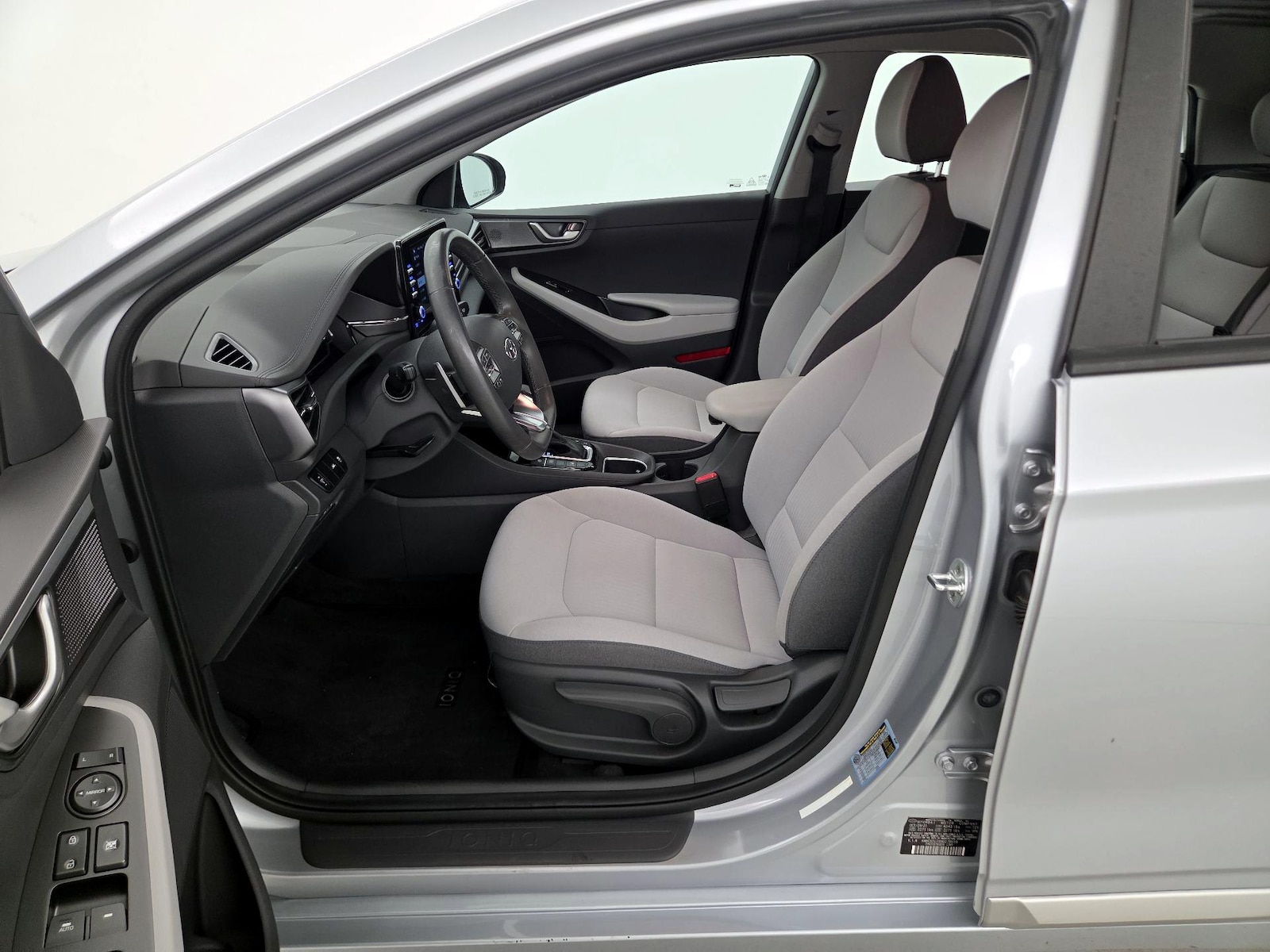 2022 Hyundai Ioniq SE - Photo 12