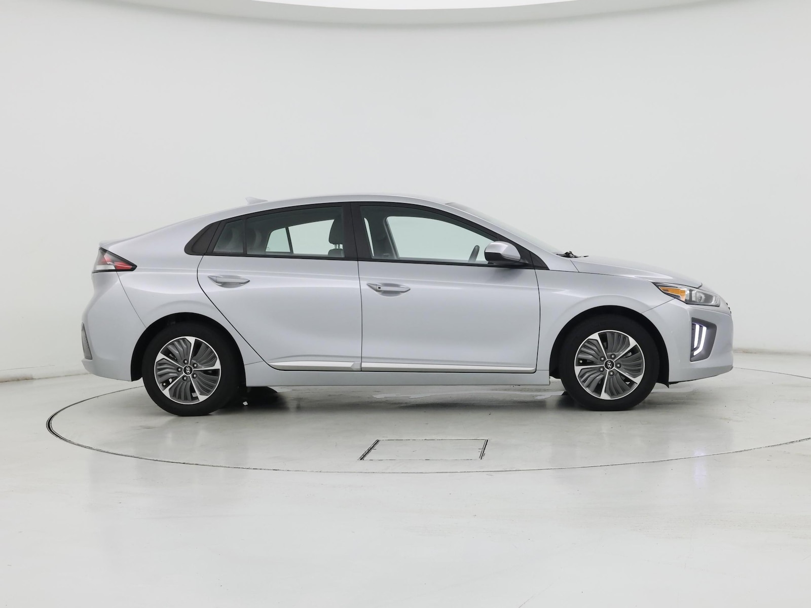 2022 Hyundai Ioniq SE - Photo 8