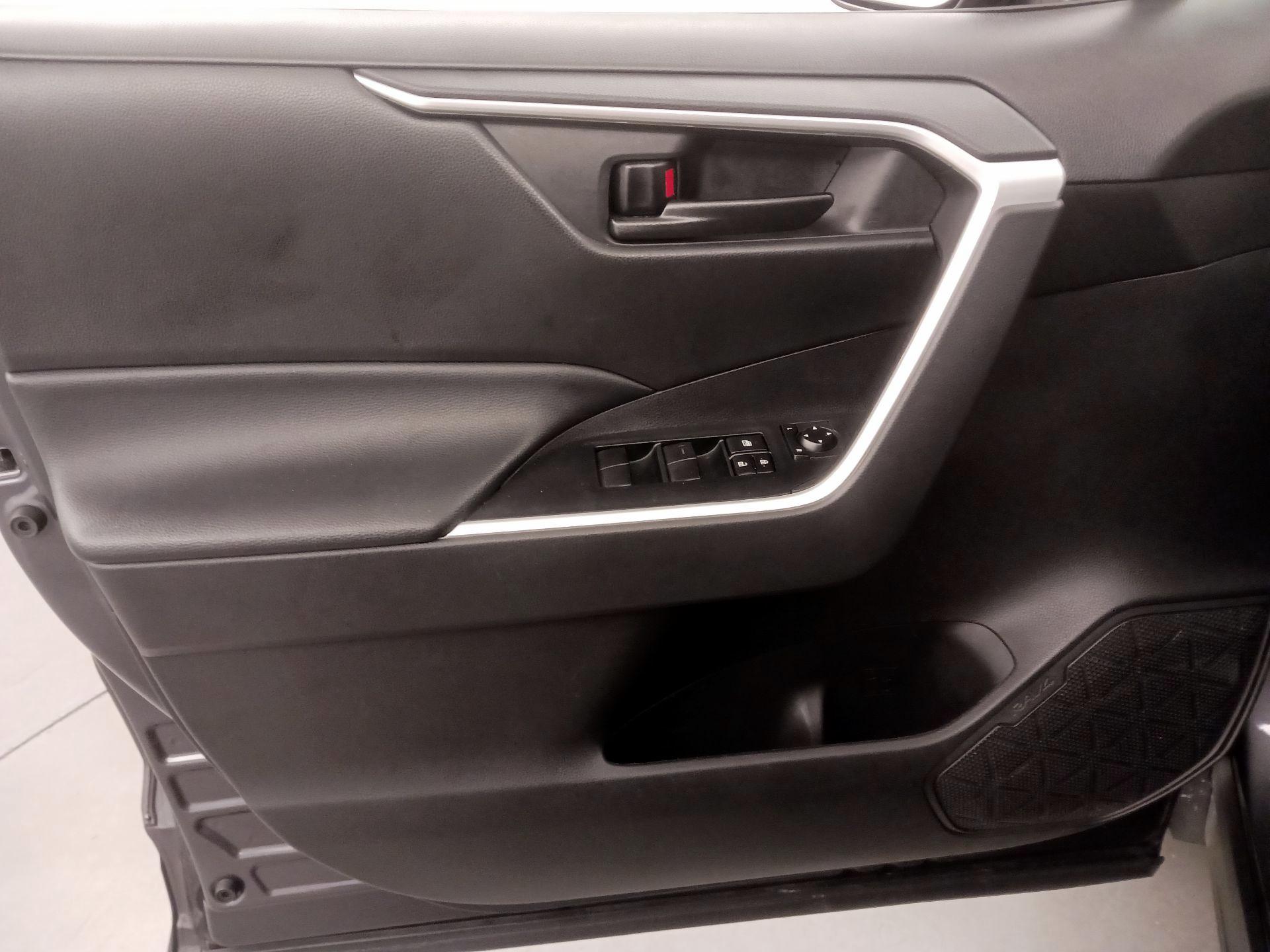 Thumbnail: 2022 Toyota RAV4 - 12