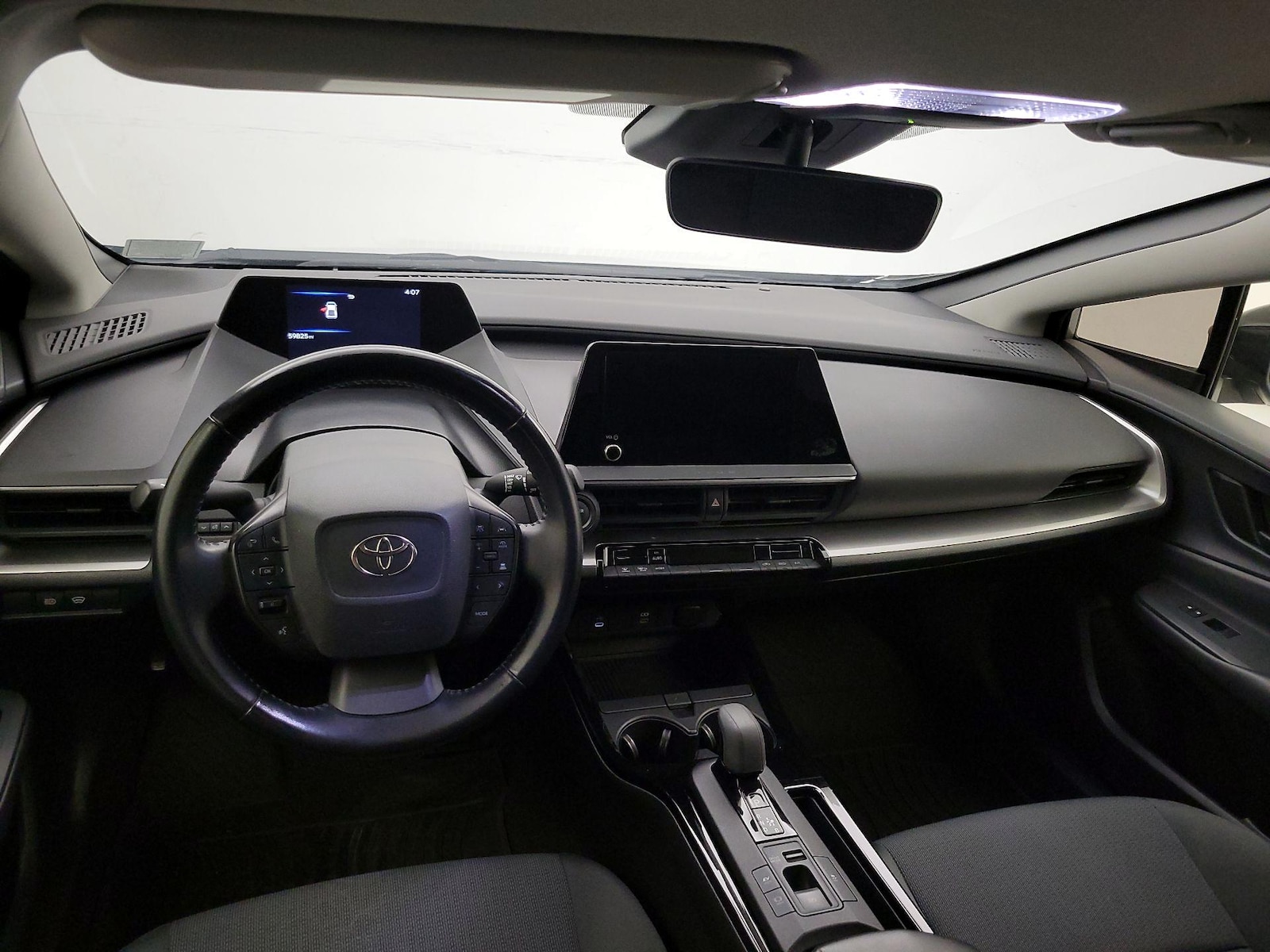 2024 Toyota Prius LE - Photo 10
