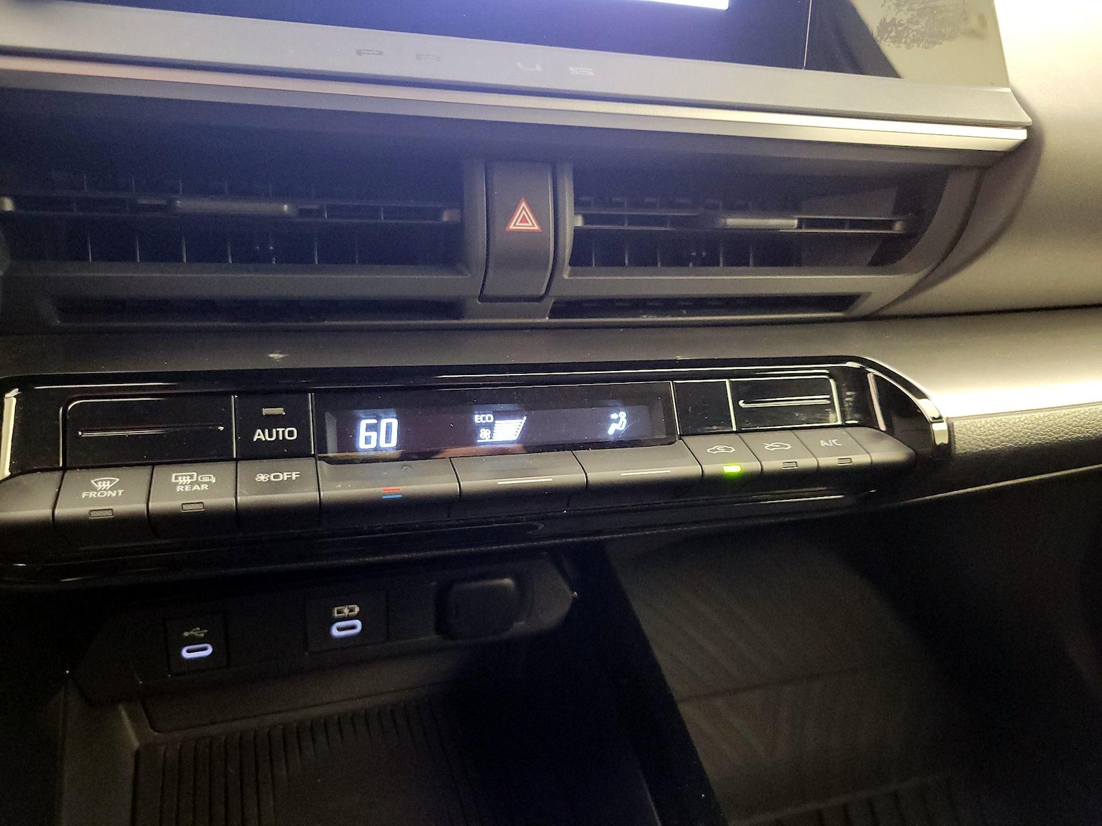 2024 Toyota Prius LE - Photo 17