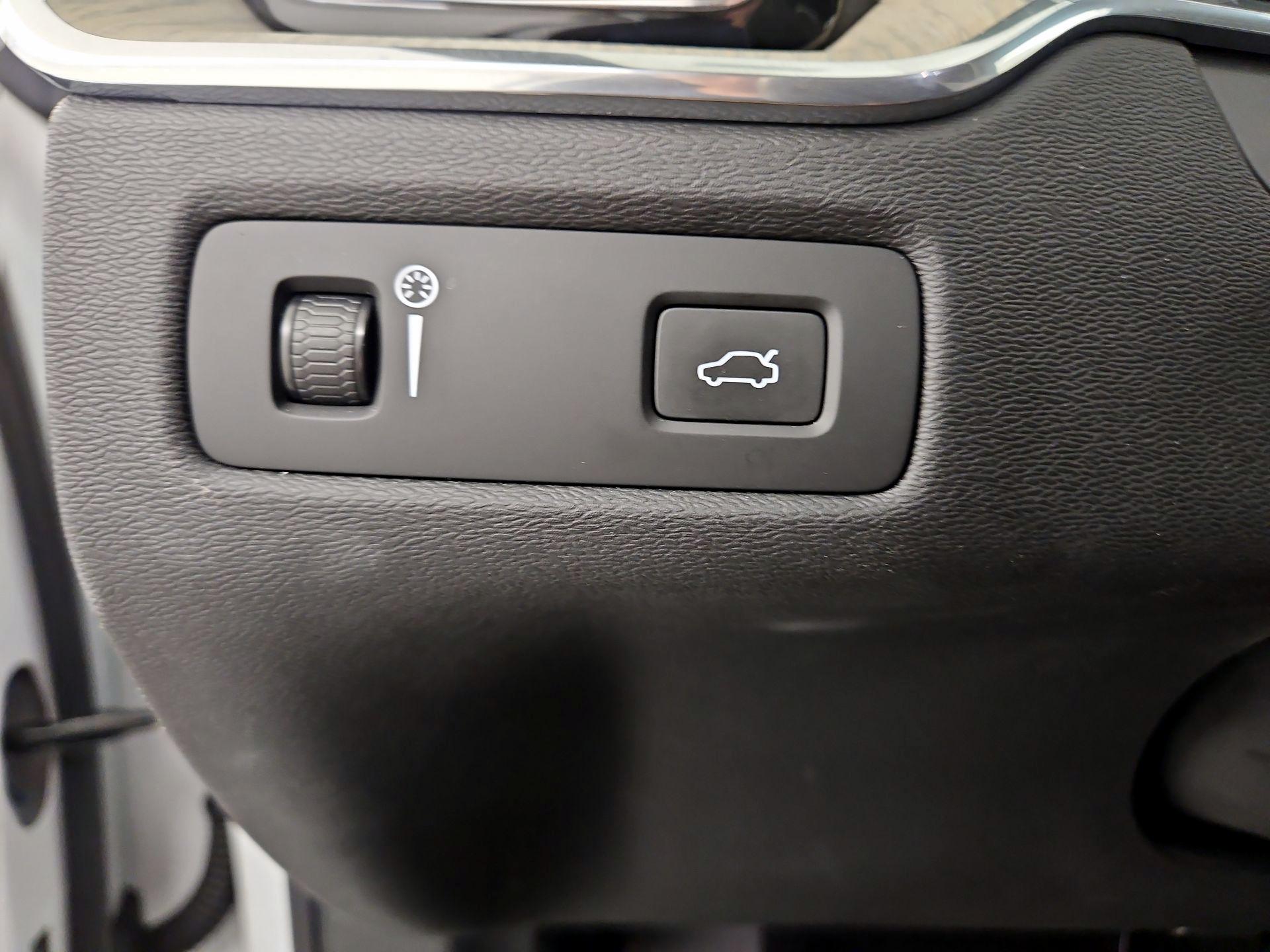Thumbnail: 2019 Volvo XC60 - 13