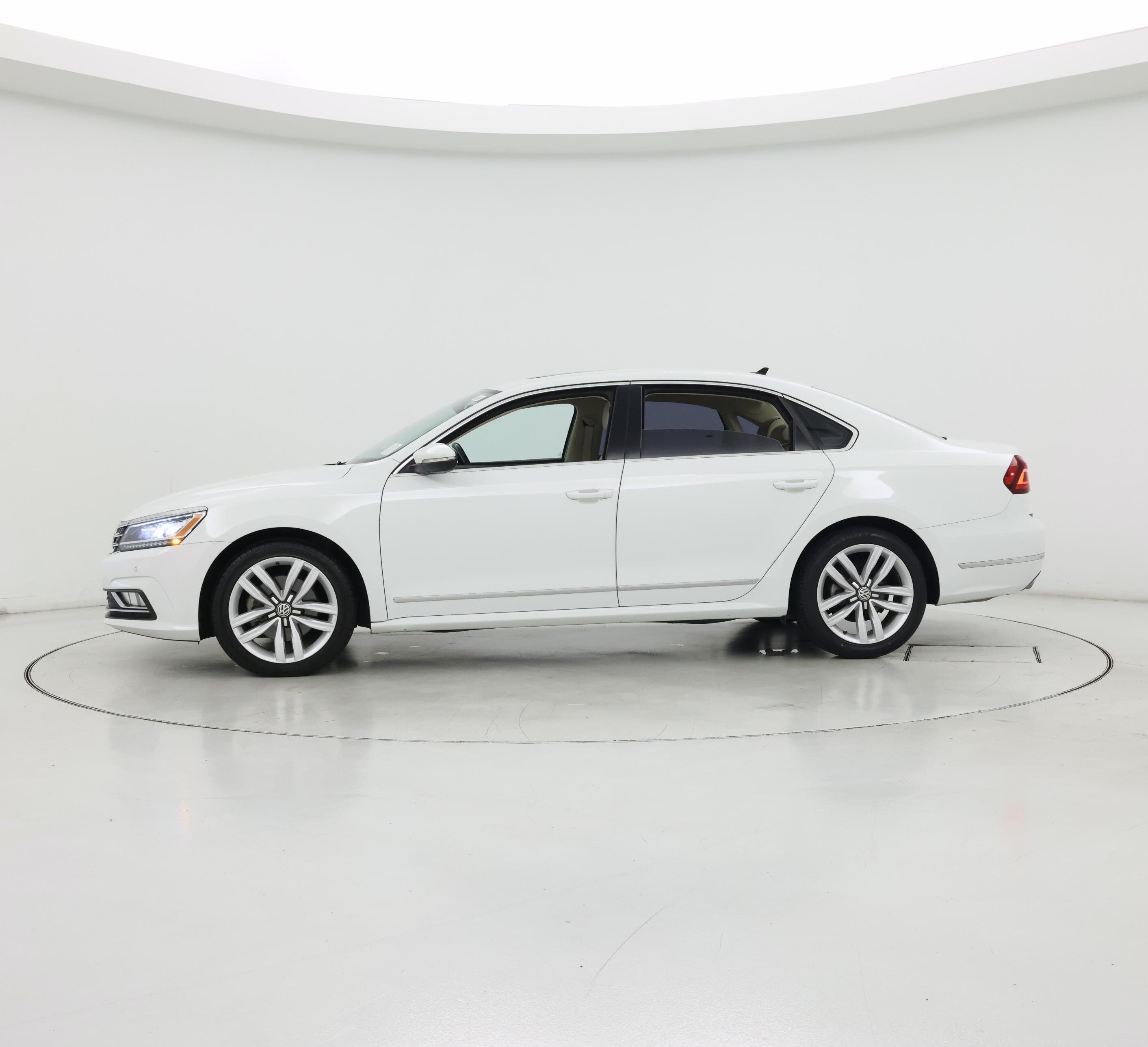 Thumbnail: 2017 Volkswagen Passat - 3
