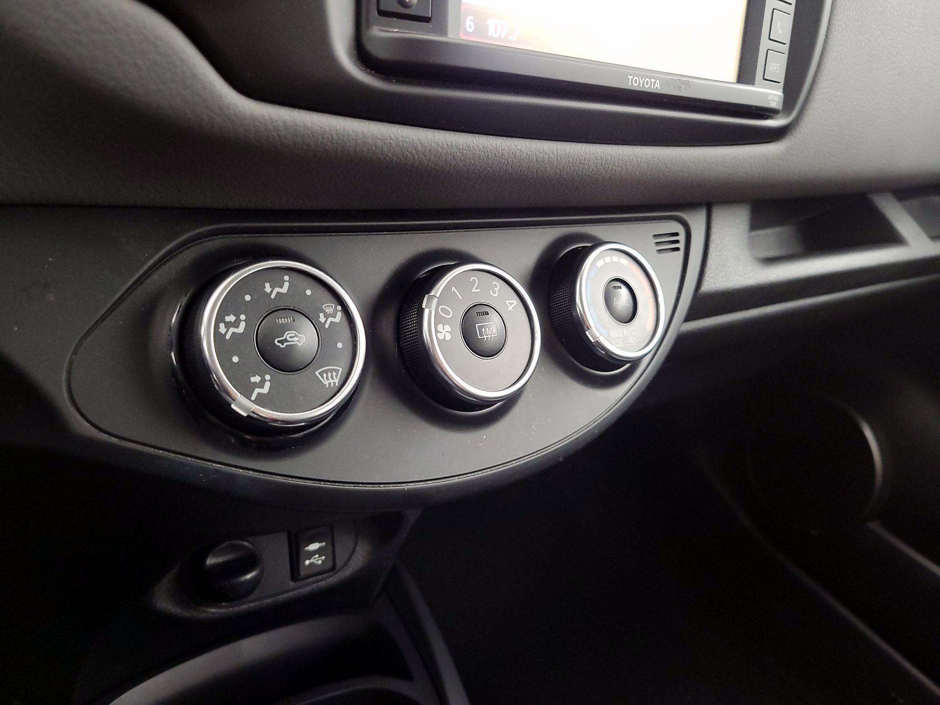 Thumbnail: 2015 Toyota Yaris - 15