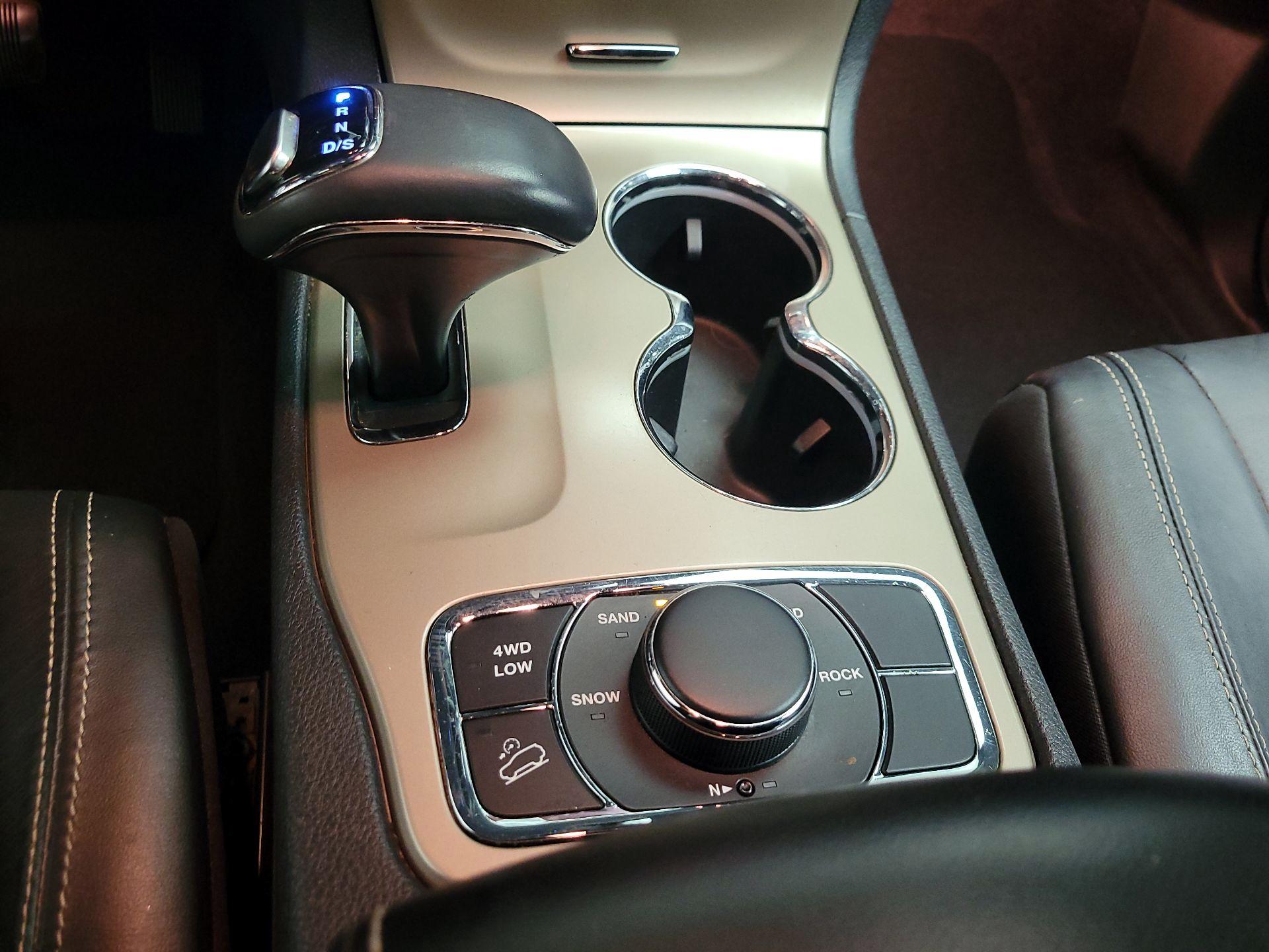 Thumbnail: 2015 Jeep Grand Cherokee - 17
