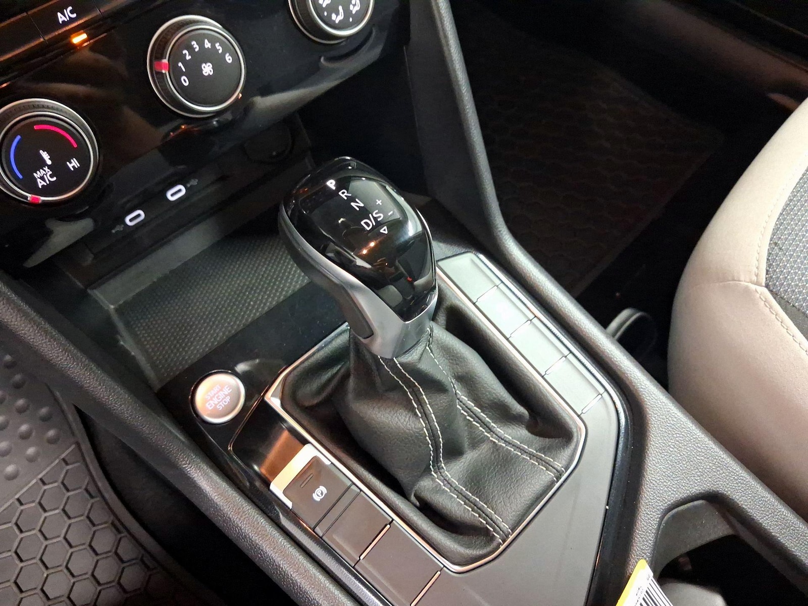 2025 Volkswagen Taos S - Photo 14