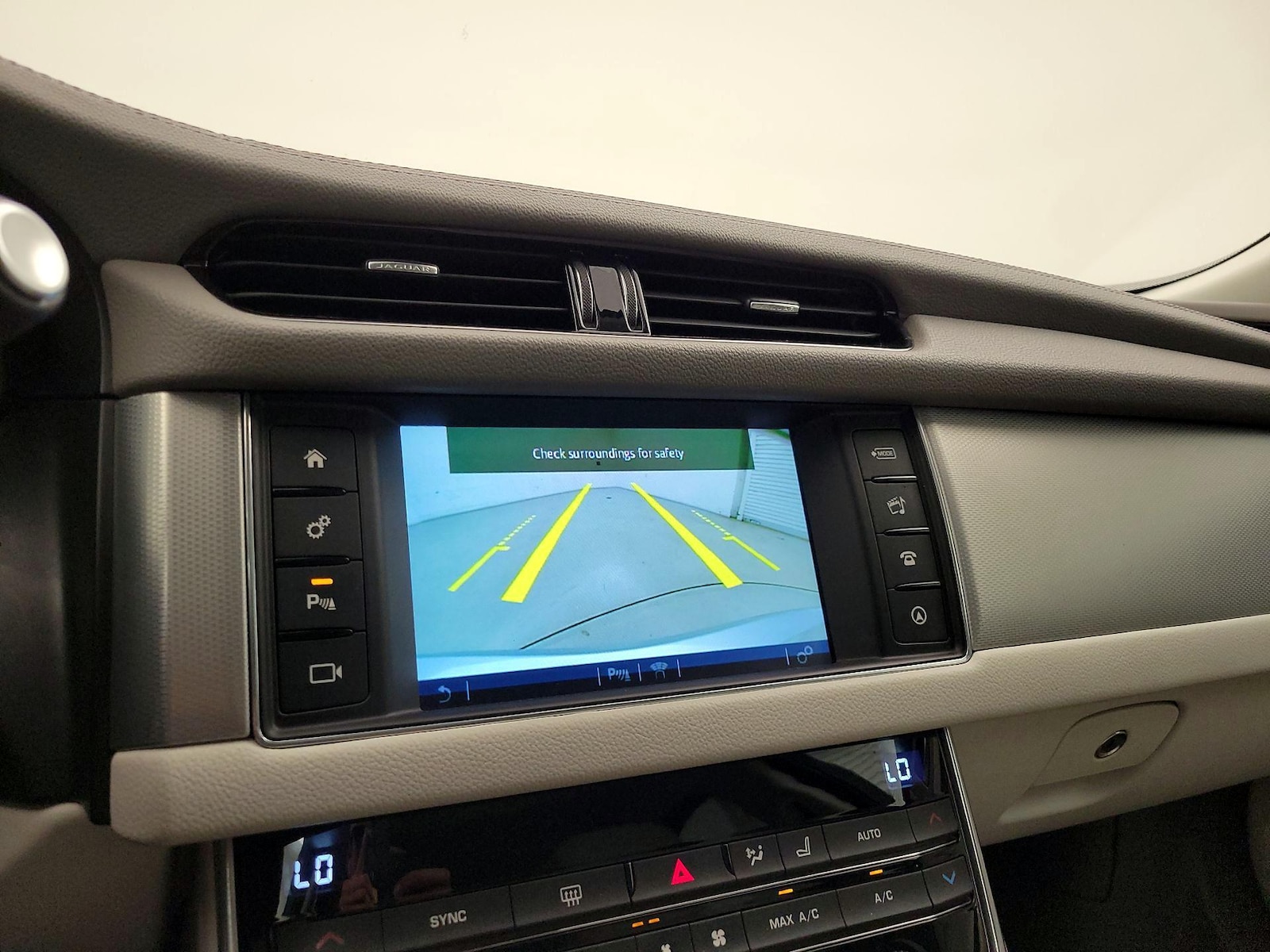 2016 Jaguar XF Prestige - Photo 16