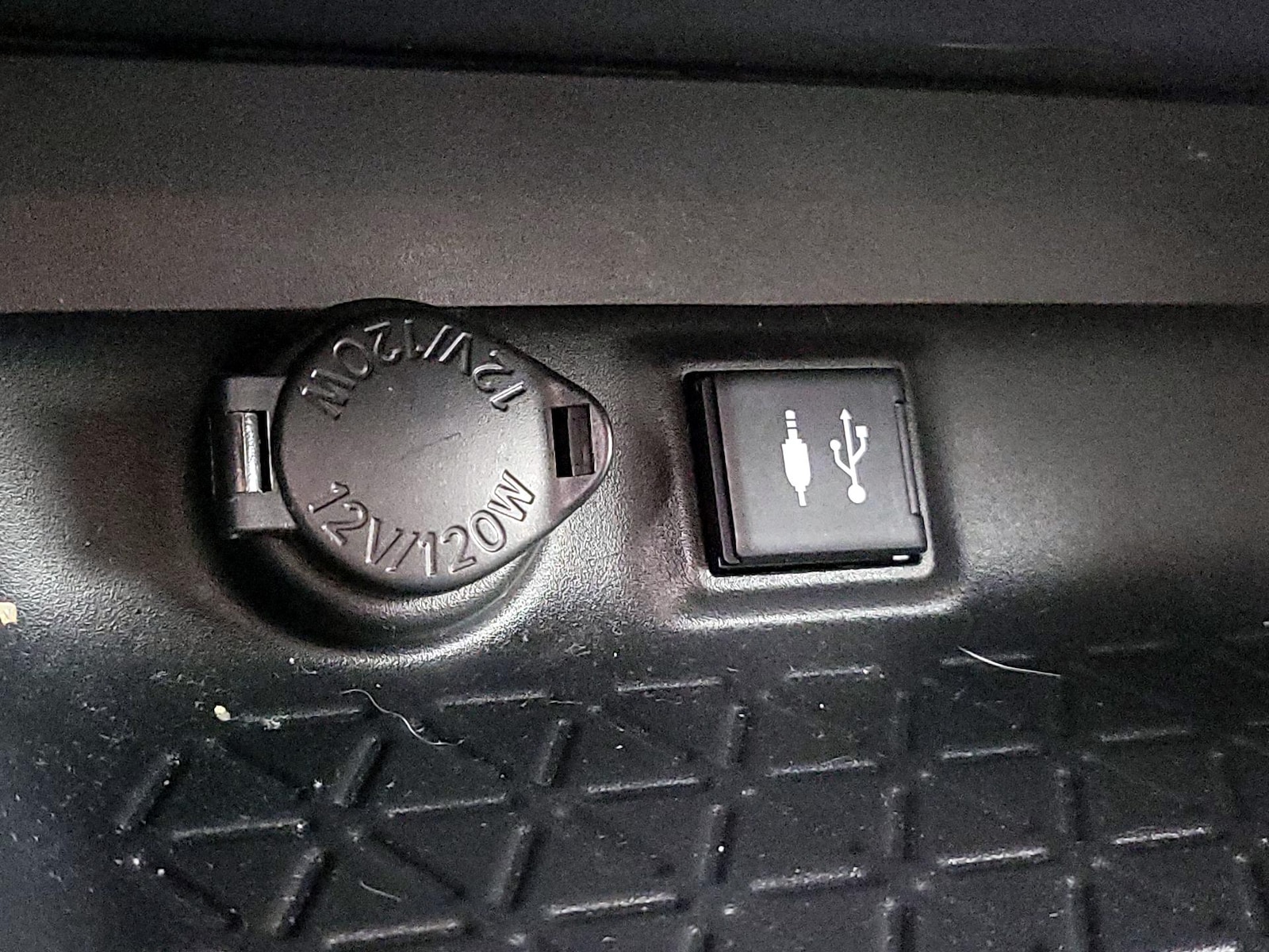 2019 Toyota RAV4 XLE - Photo 19