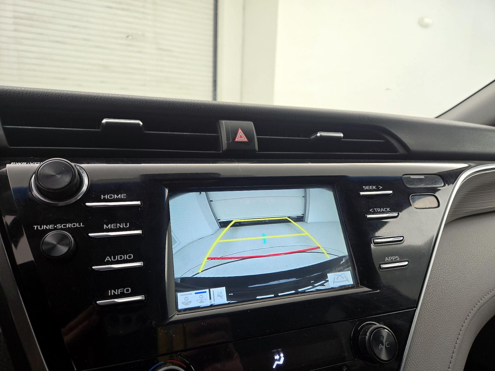 2018 Toyota Camry SE - Photo 15