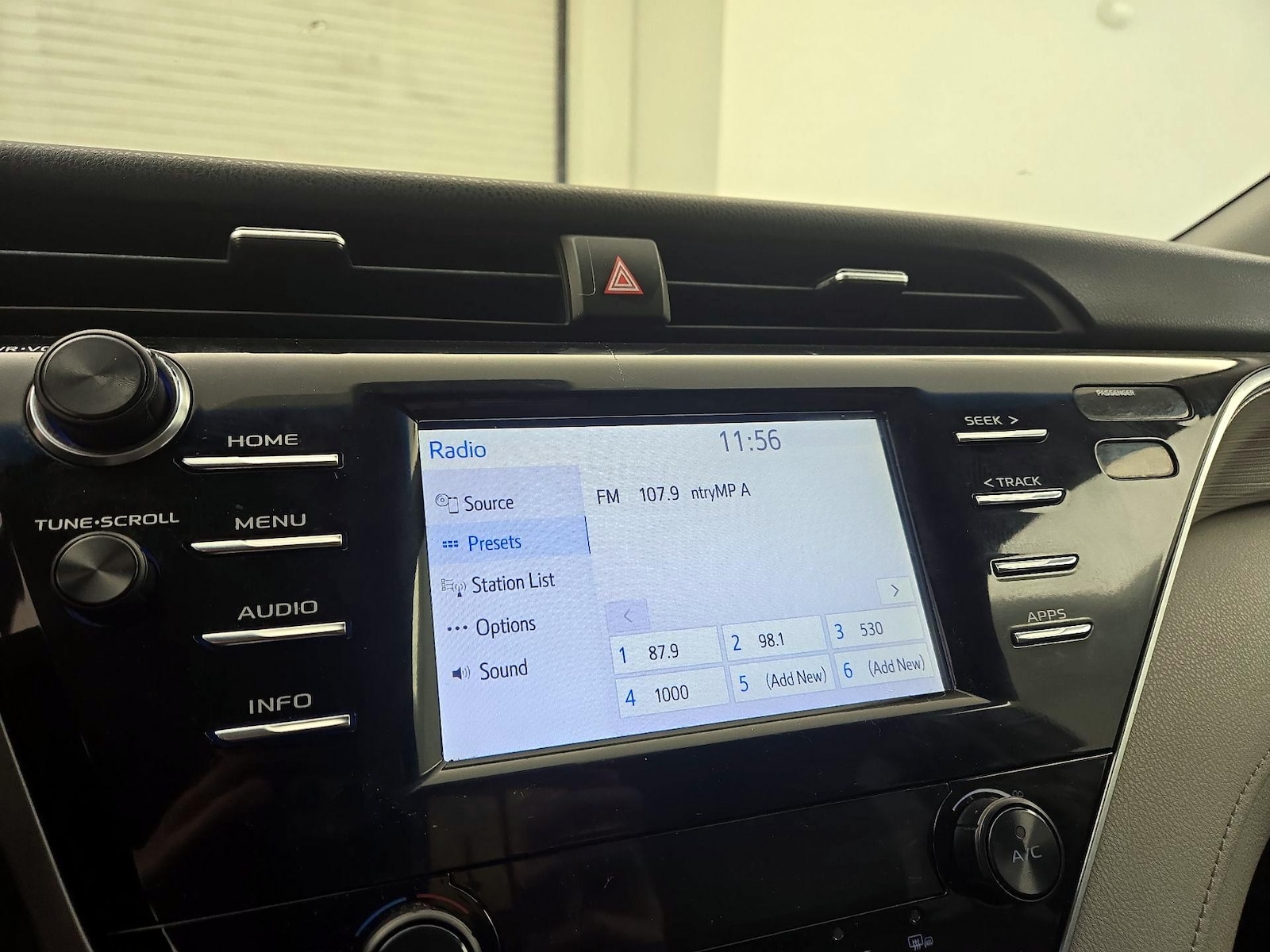 2018 Toyota Camry SE - Photo 16