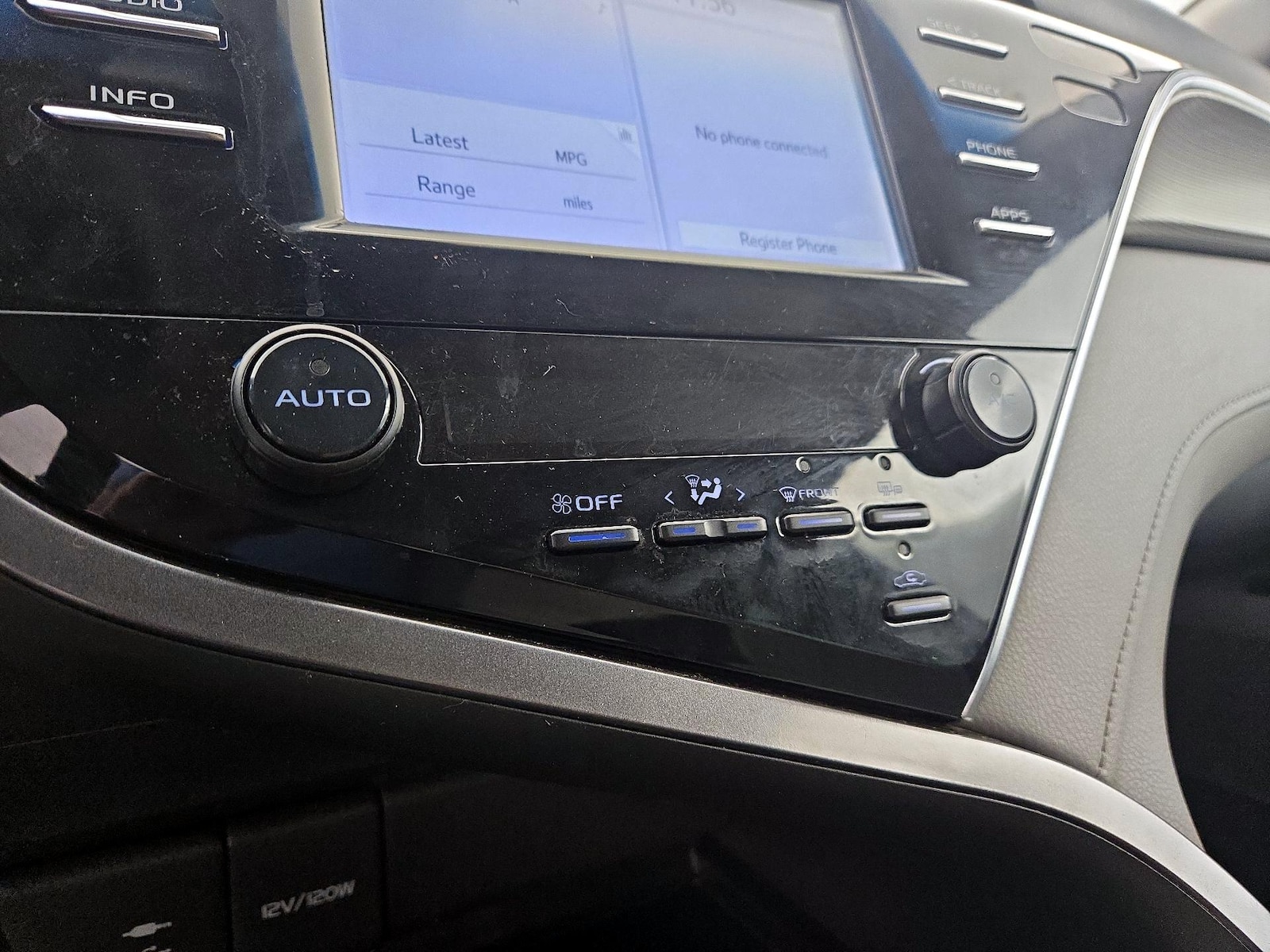 2018 Toyota Camry SE - Photo 17