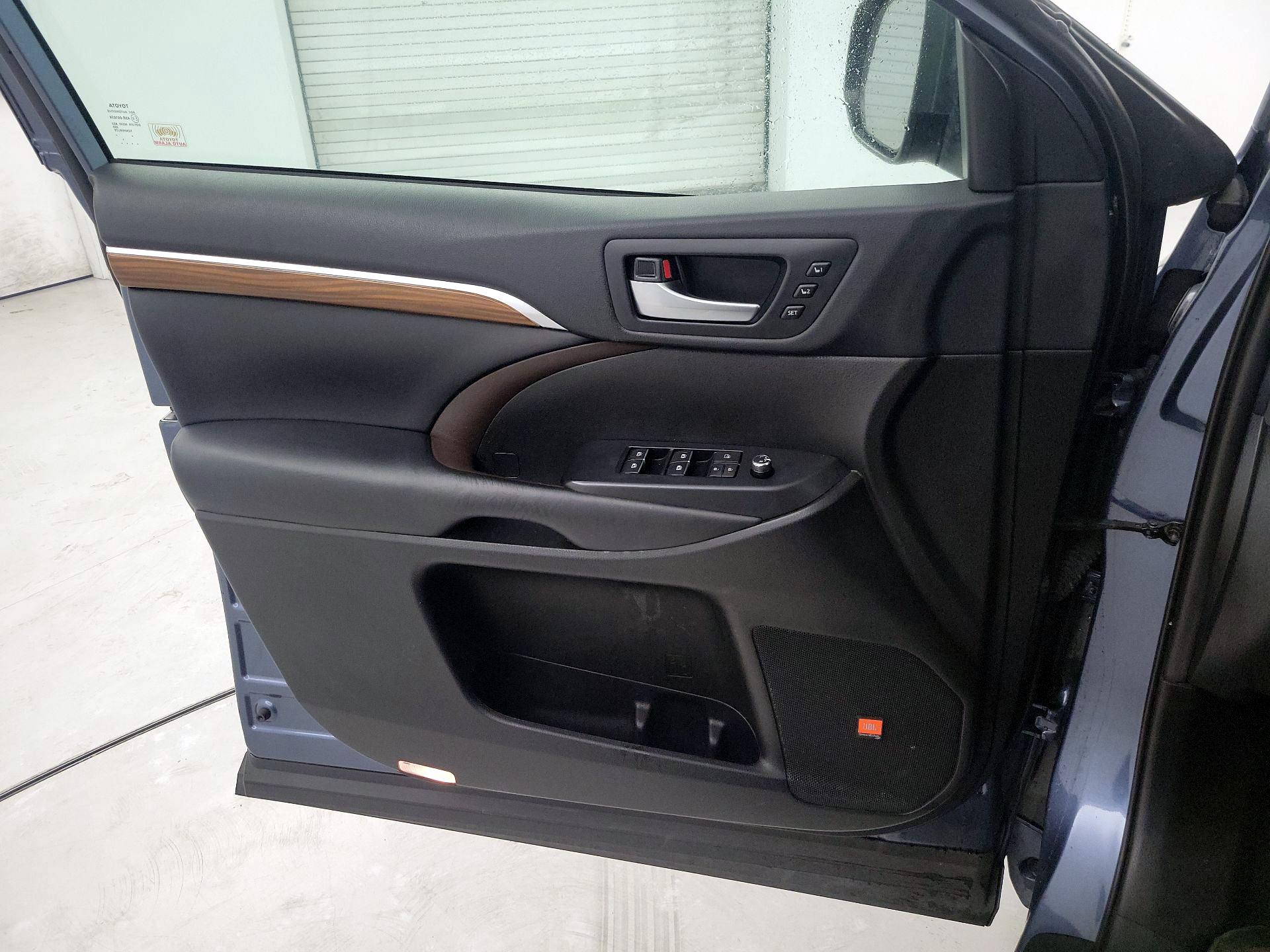 Thumbnail: 2019 Toyota Highlander - 12