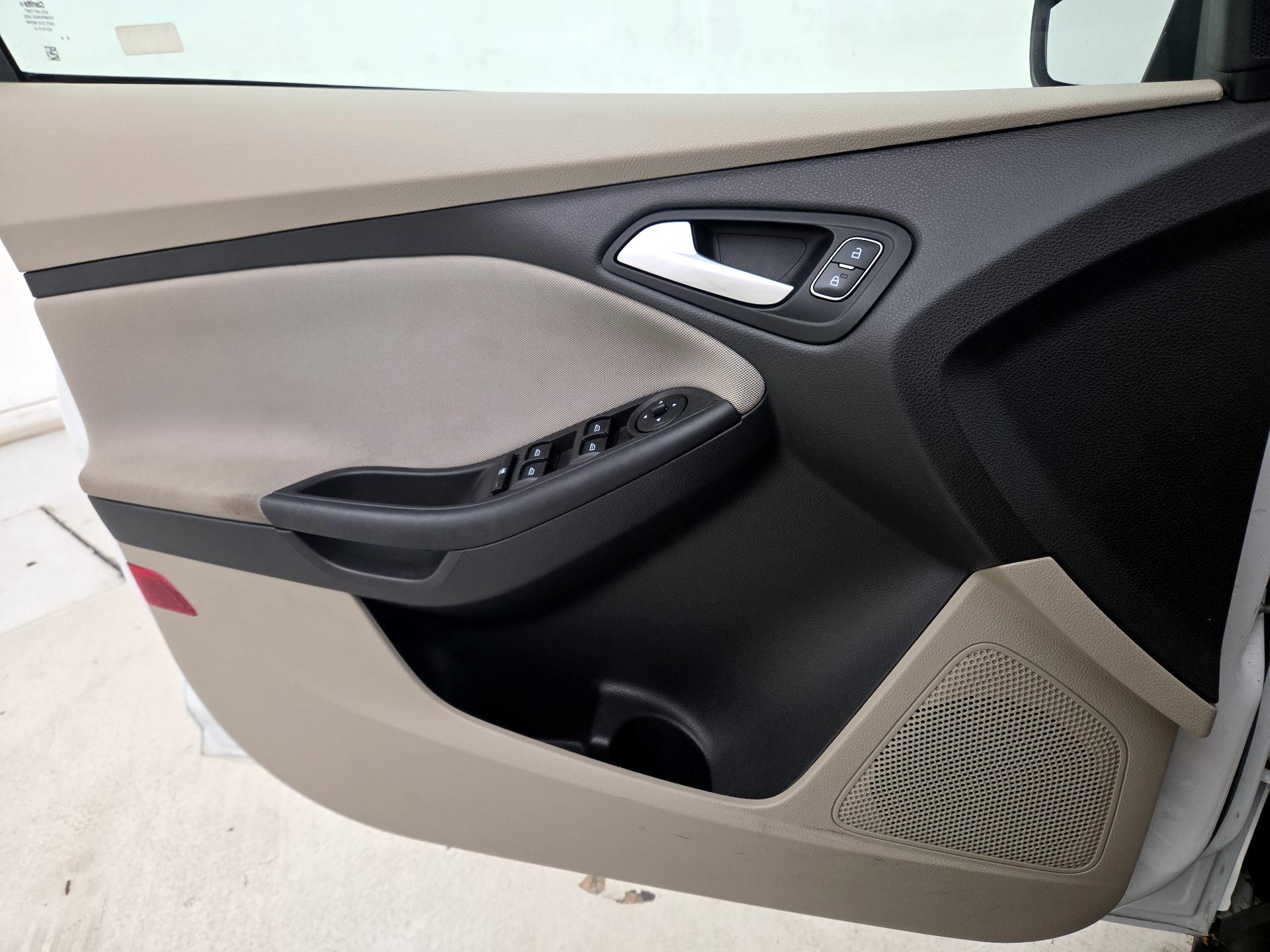 Thumbnail: 2015 Ford Focus - 12