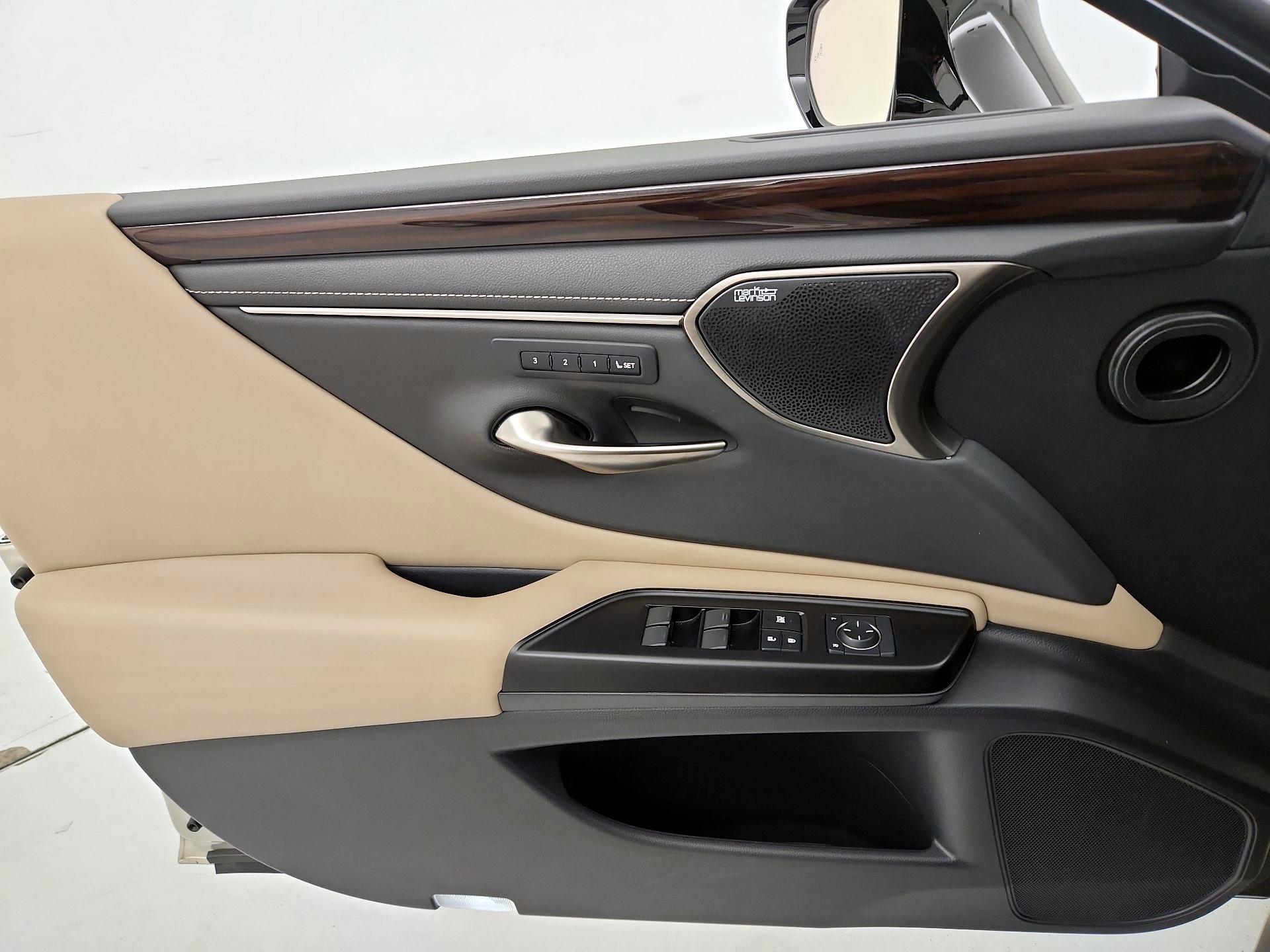 Thumbnail: 2019 Lexus ES - 12