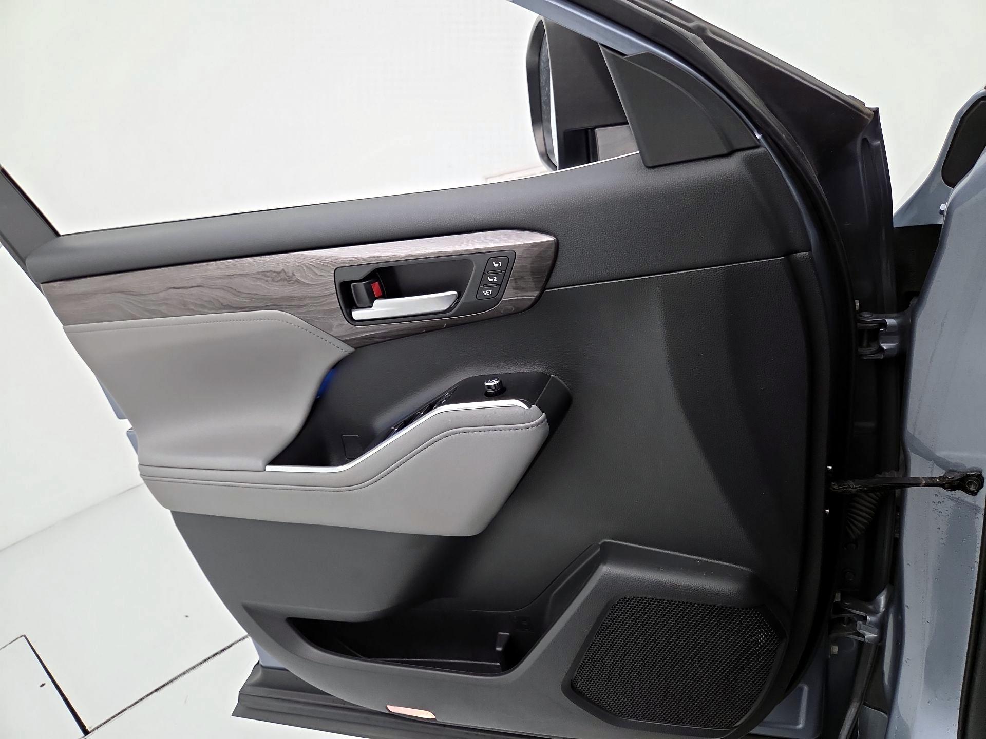 Thumbnail: 2020 Toyota Highlander - 12