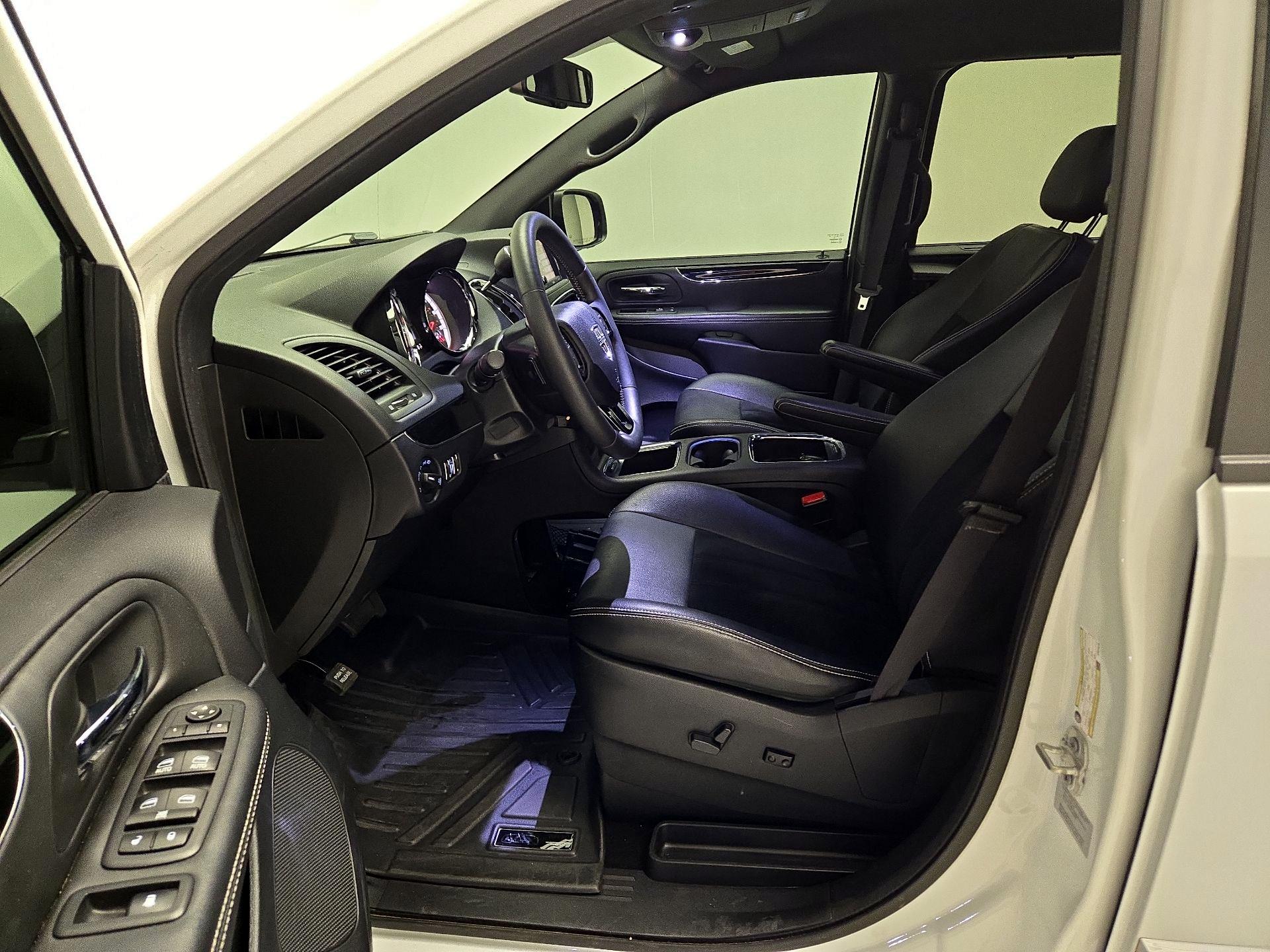 Thumbnail: 2017 Dodge Grand Caravan - 11