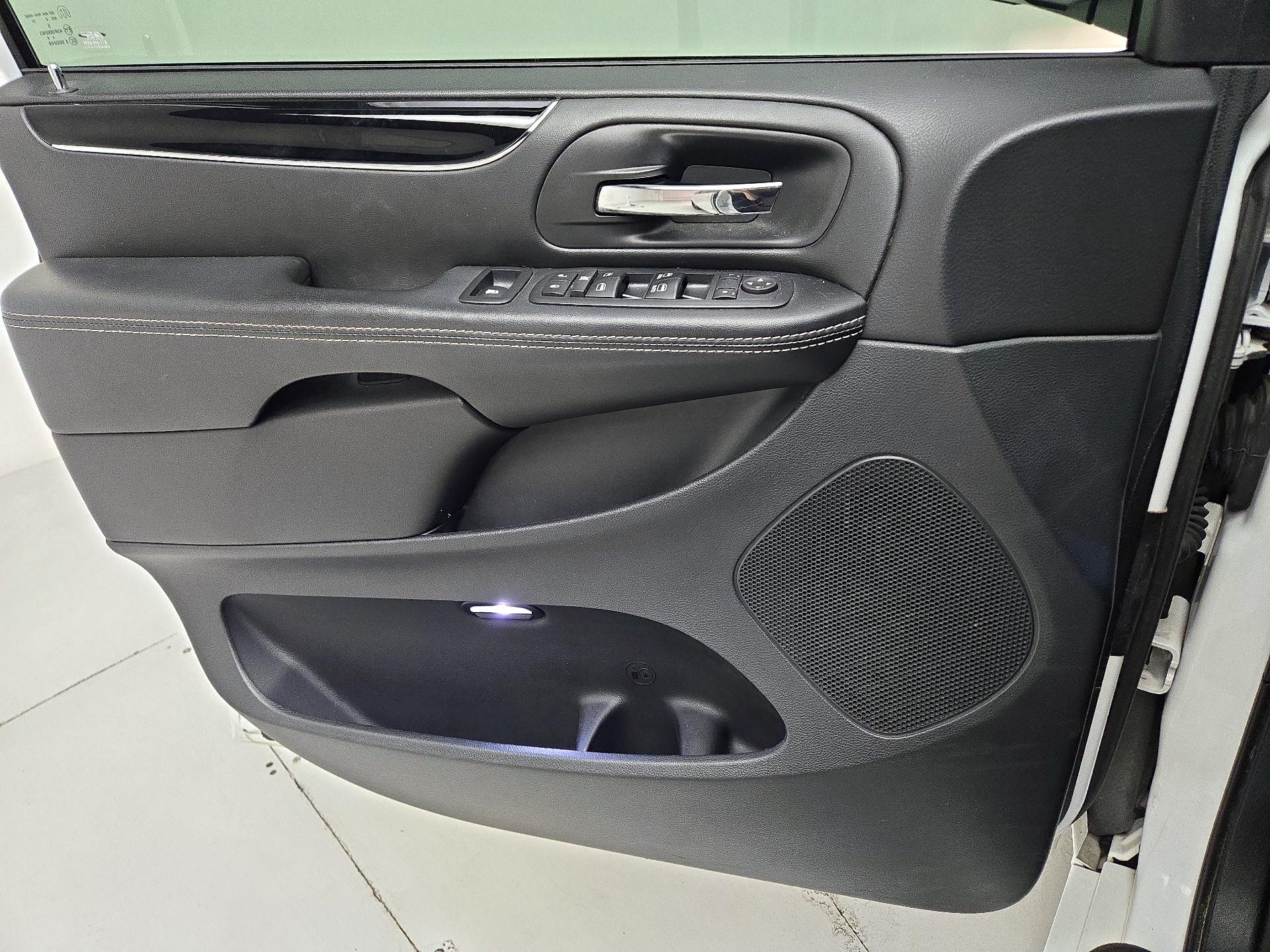 Thumbnail: 2017 Dodge Grand Caravan - 12