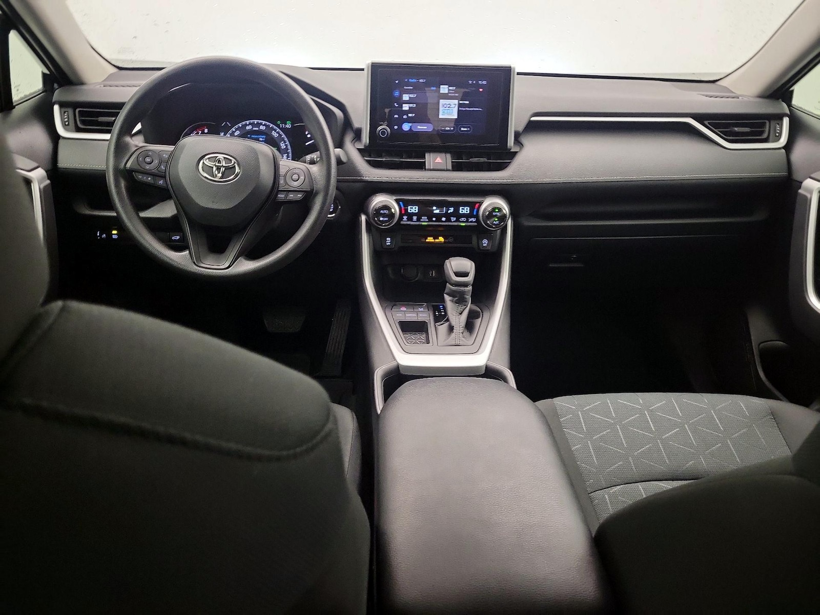 2025 Toyota RAV4 XLE - Photo 10