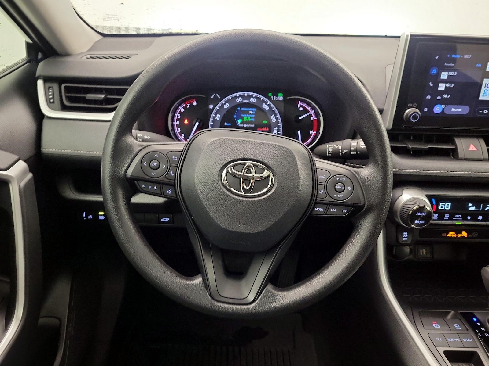 2025 Toyota RAV4 XLE - Photo 11