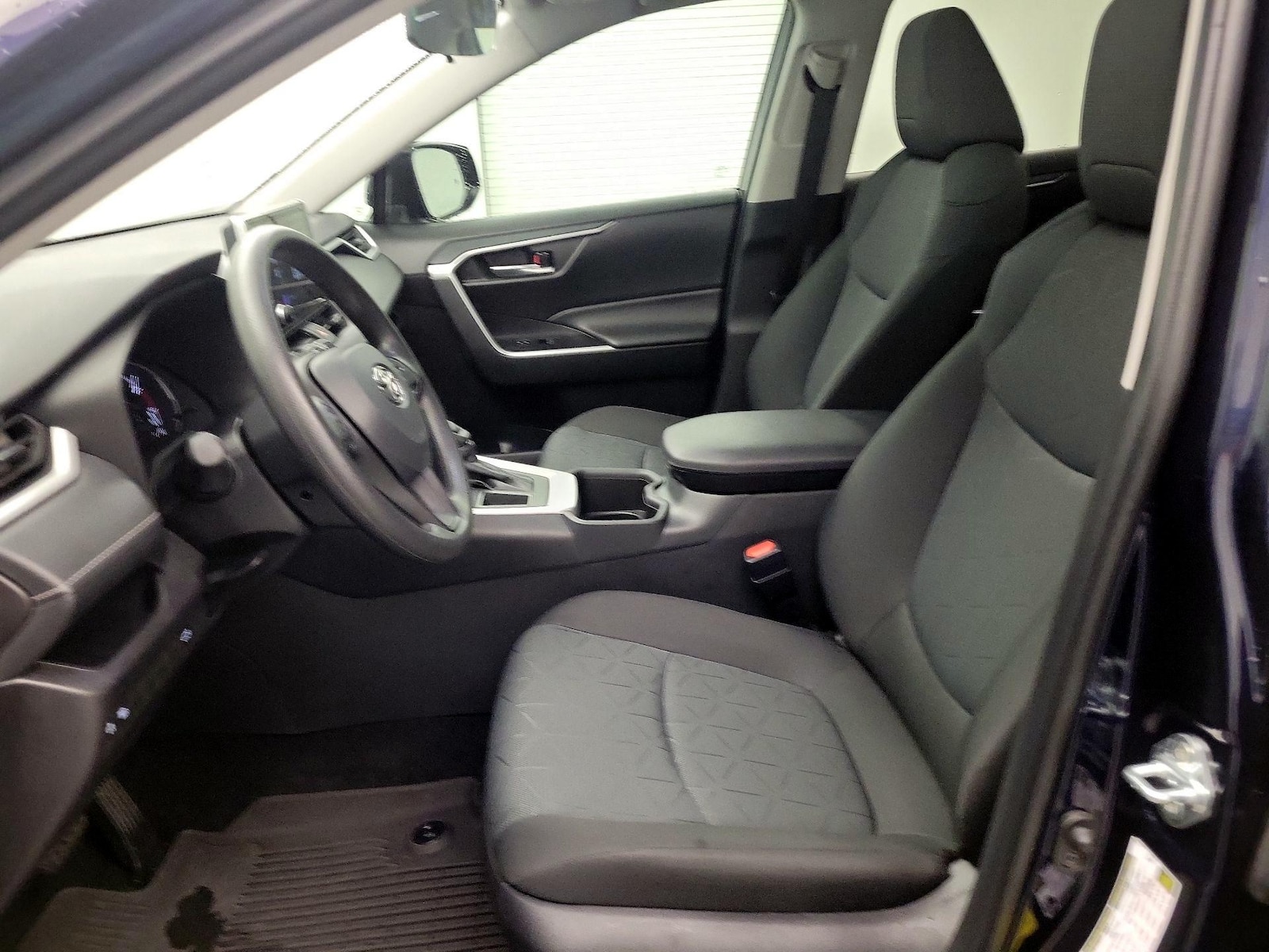 2025 Toyota RAV4 XLE - Photo 12