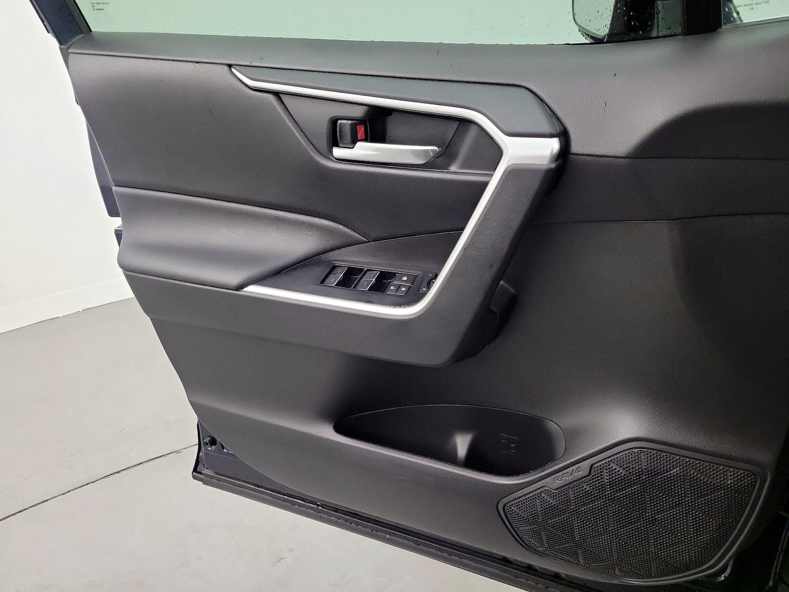 2025 Toyota RAV4 XLE - Photo 13