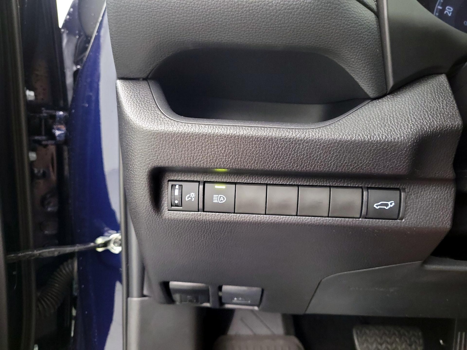 2025 Toyota RAV4 XLE - Photo 14