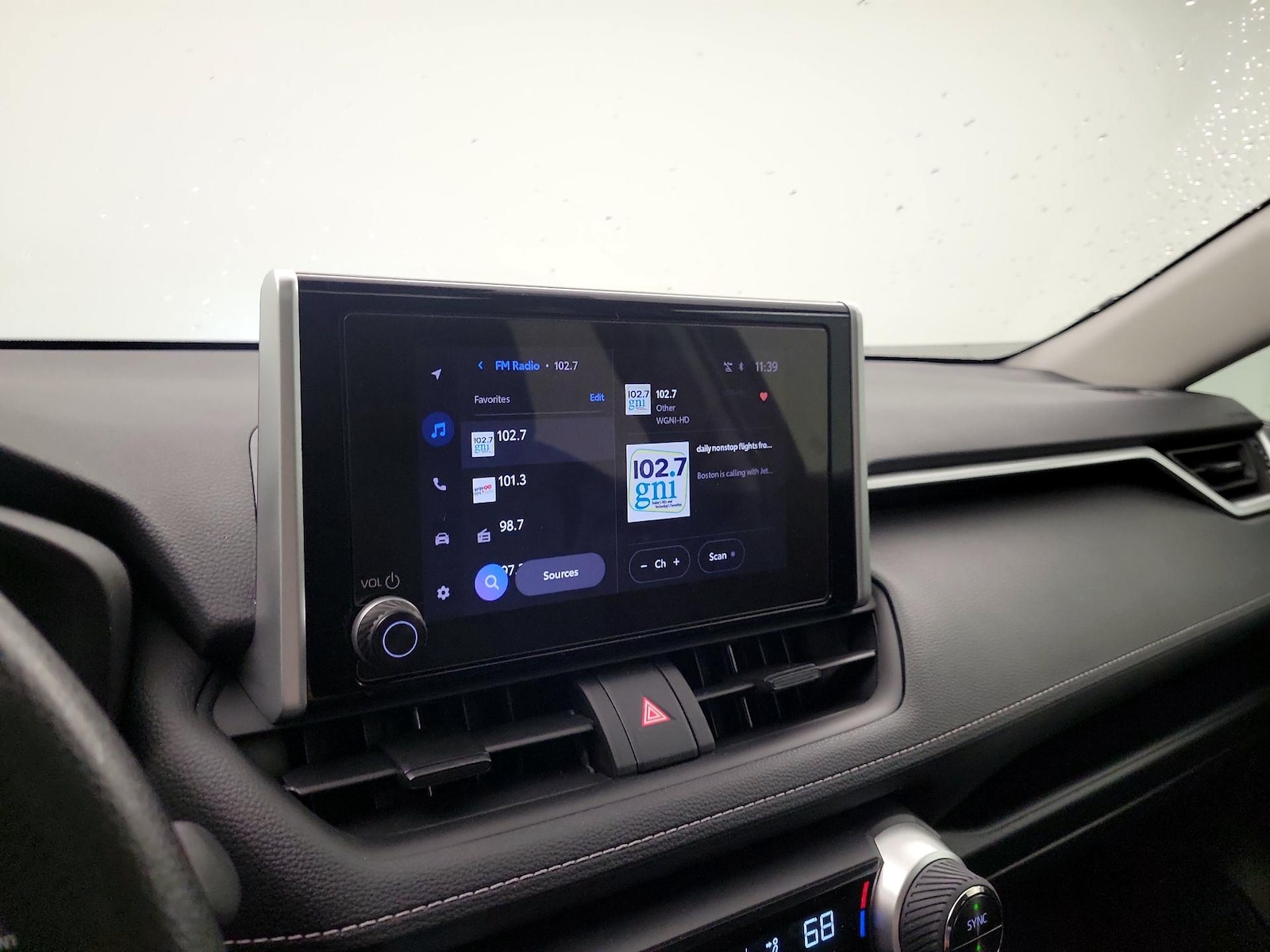 2025 Toyota RAV4 XLE - Photo 16