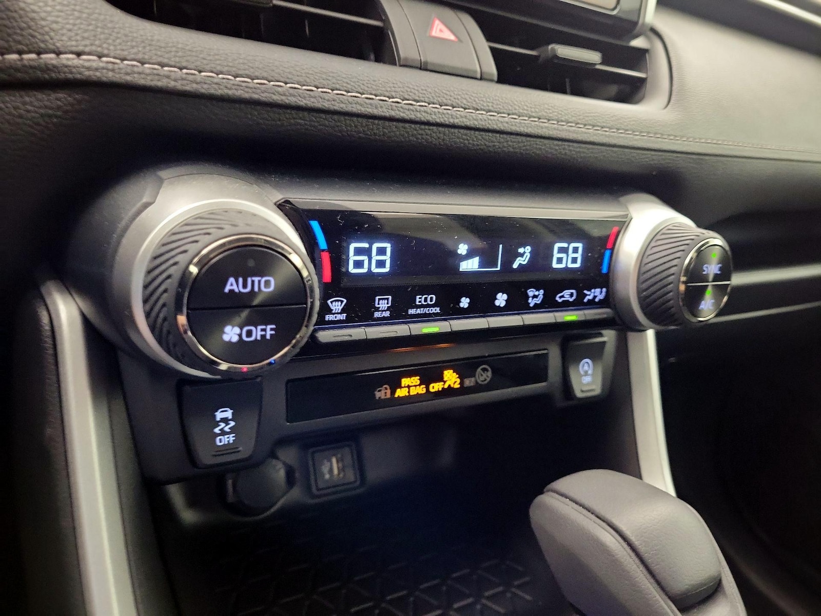 2025 Toyota RAV4 XLE - Photo 17