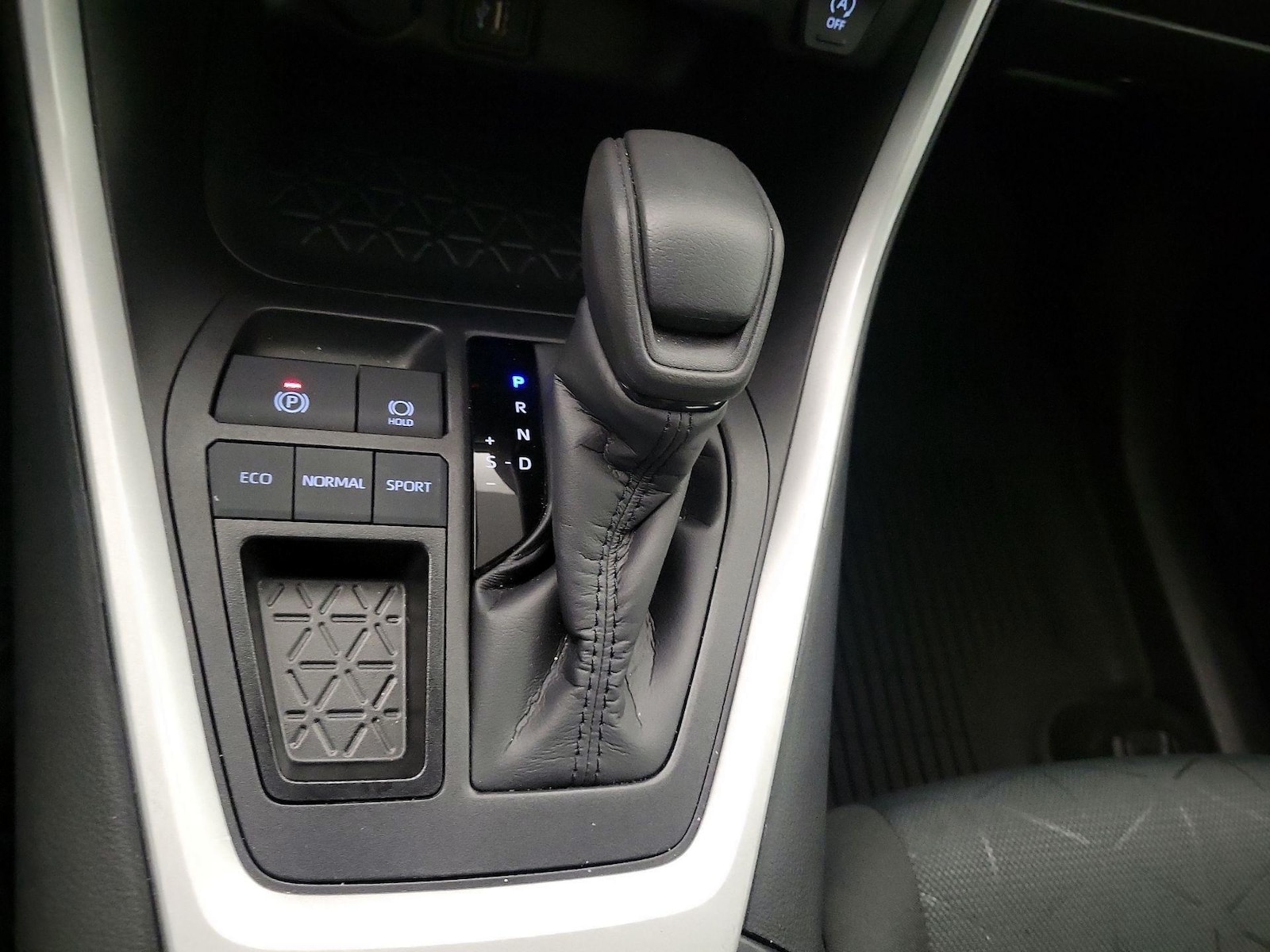 2025 Toyota RAV4 XLE - Photo 18
