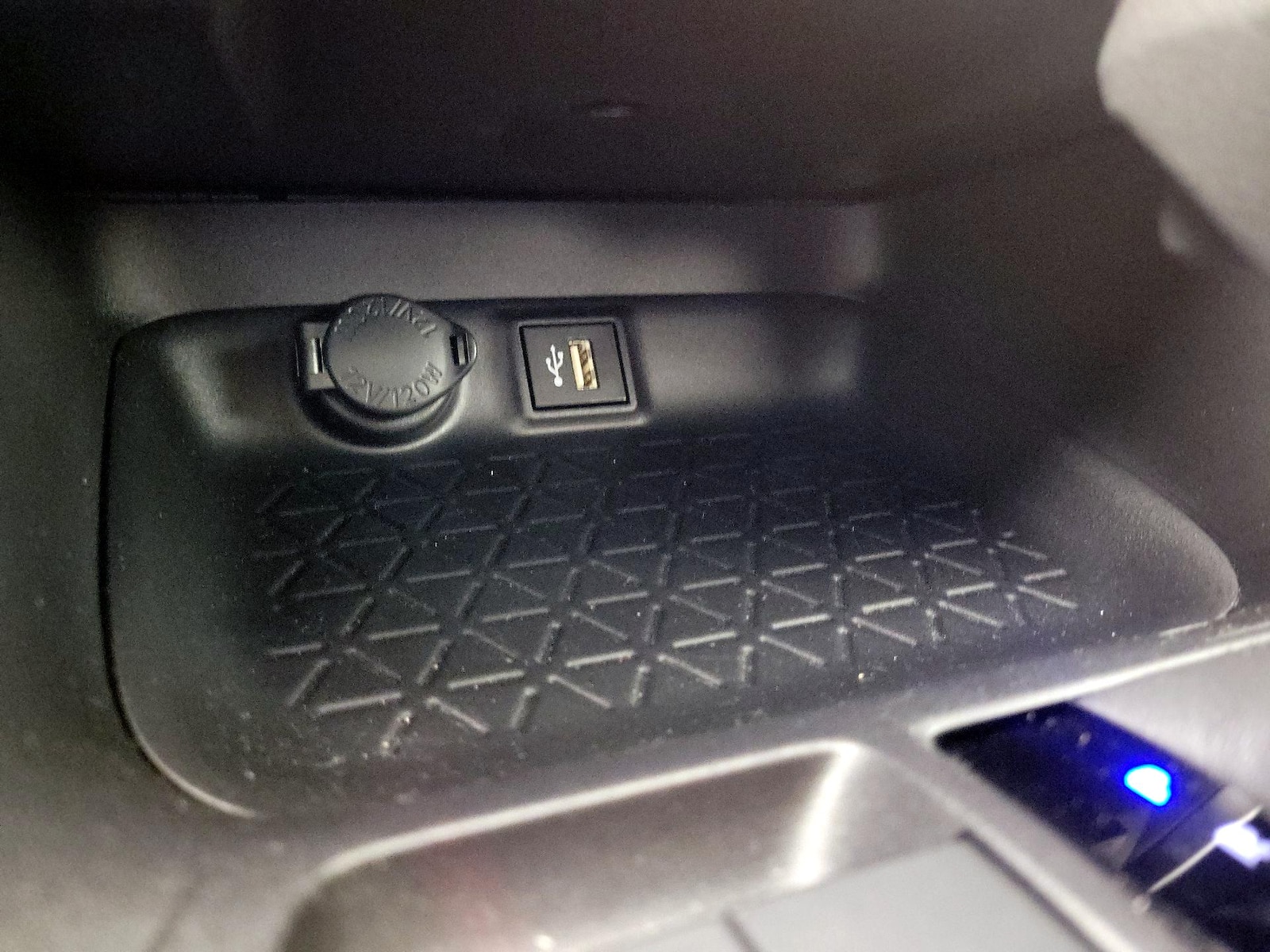 2025 Toyota RAV4 XLE - Photo 19
