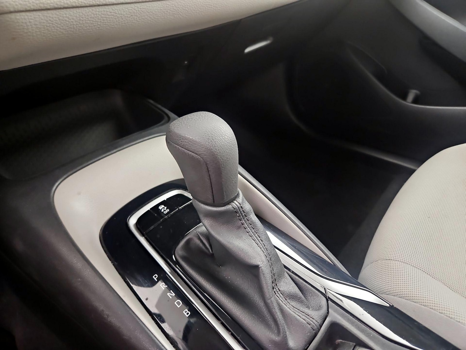 2022 Toyota Corolla LE - Photo 18