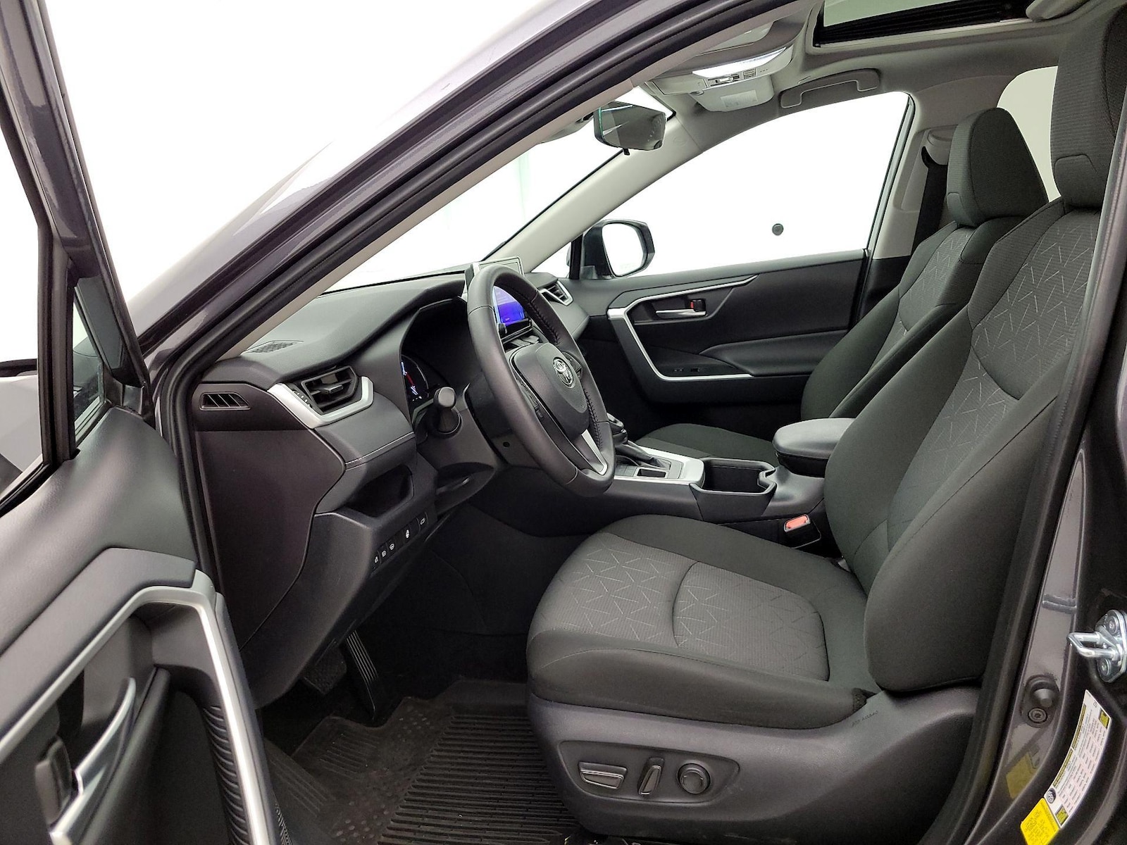 2025 Toyota RAV4 XLE - Photo 12