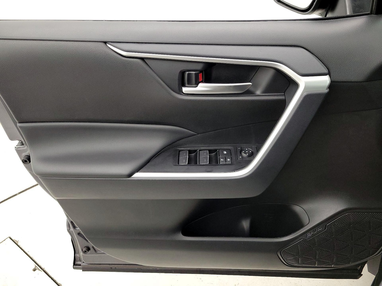 2025 Toyota RAV4 XLE - Photo 13